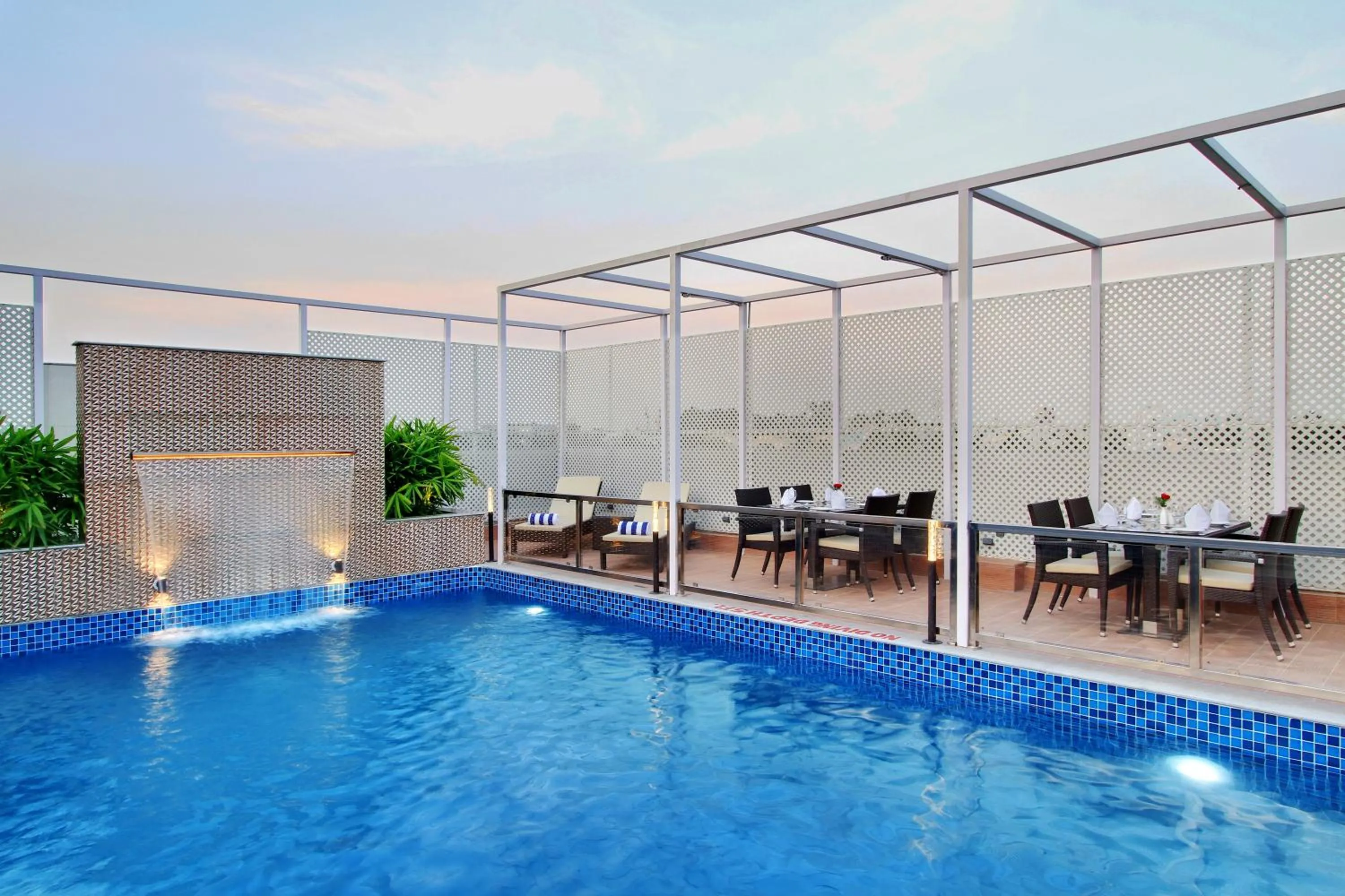 Swimming pool in Comfort Inn Insys