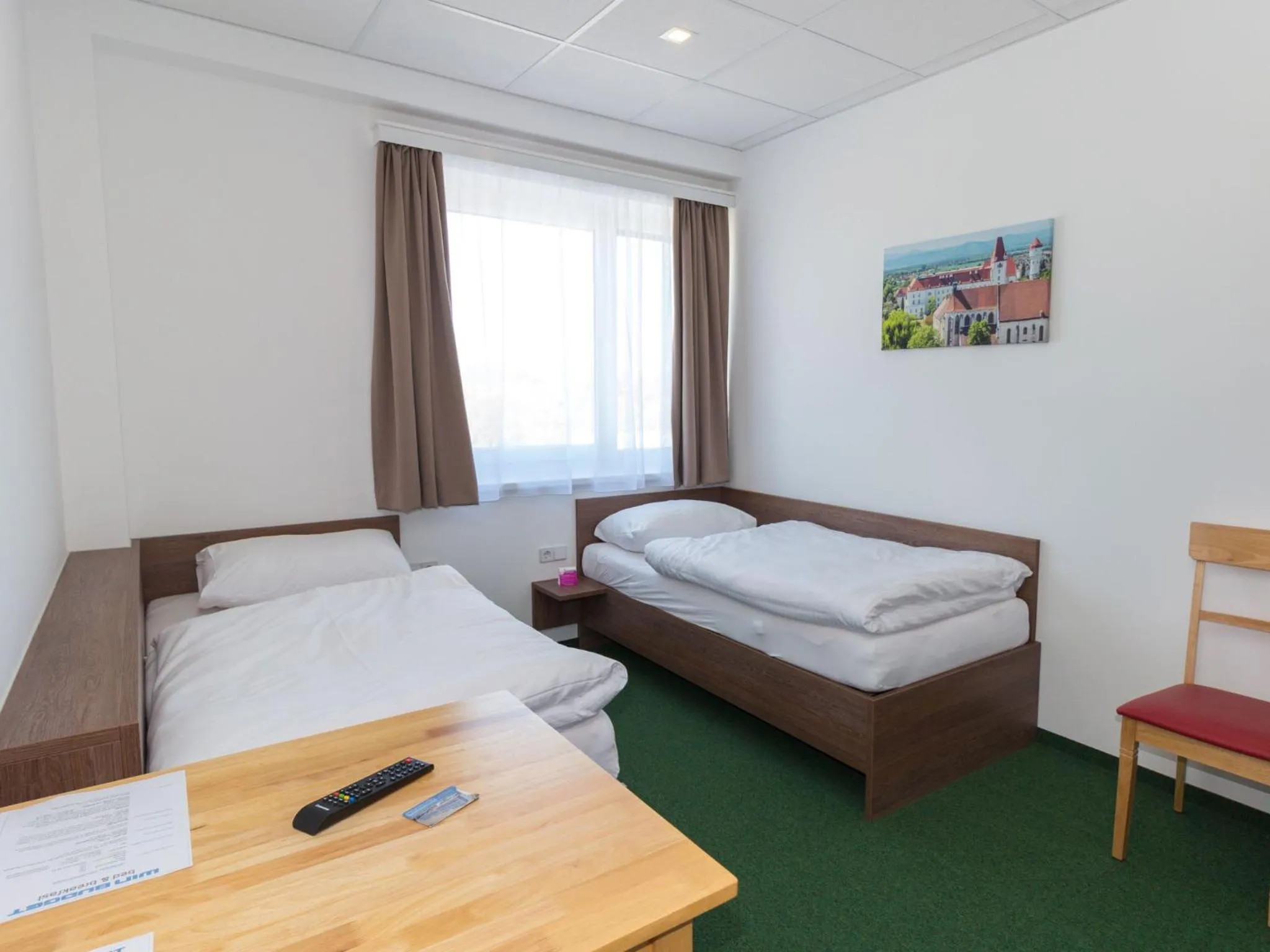 Photo of the whole room, Bed in WinBudget "bed&breakfast"