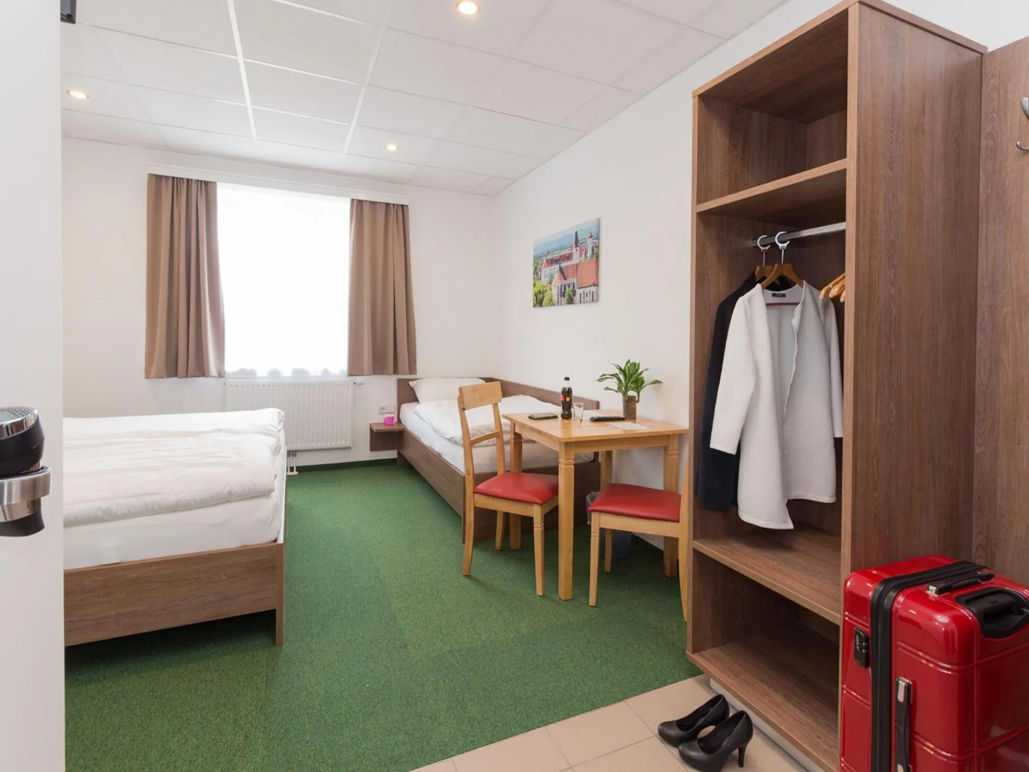 Photo of the whole room, Bed in WinBudget "bed&breakfast"