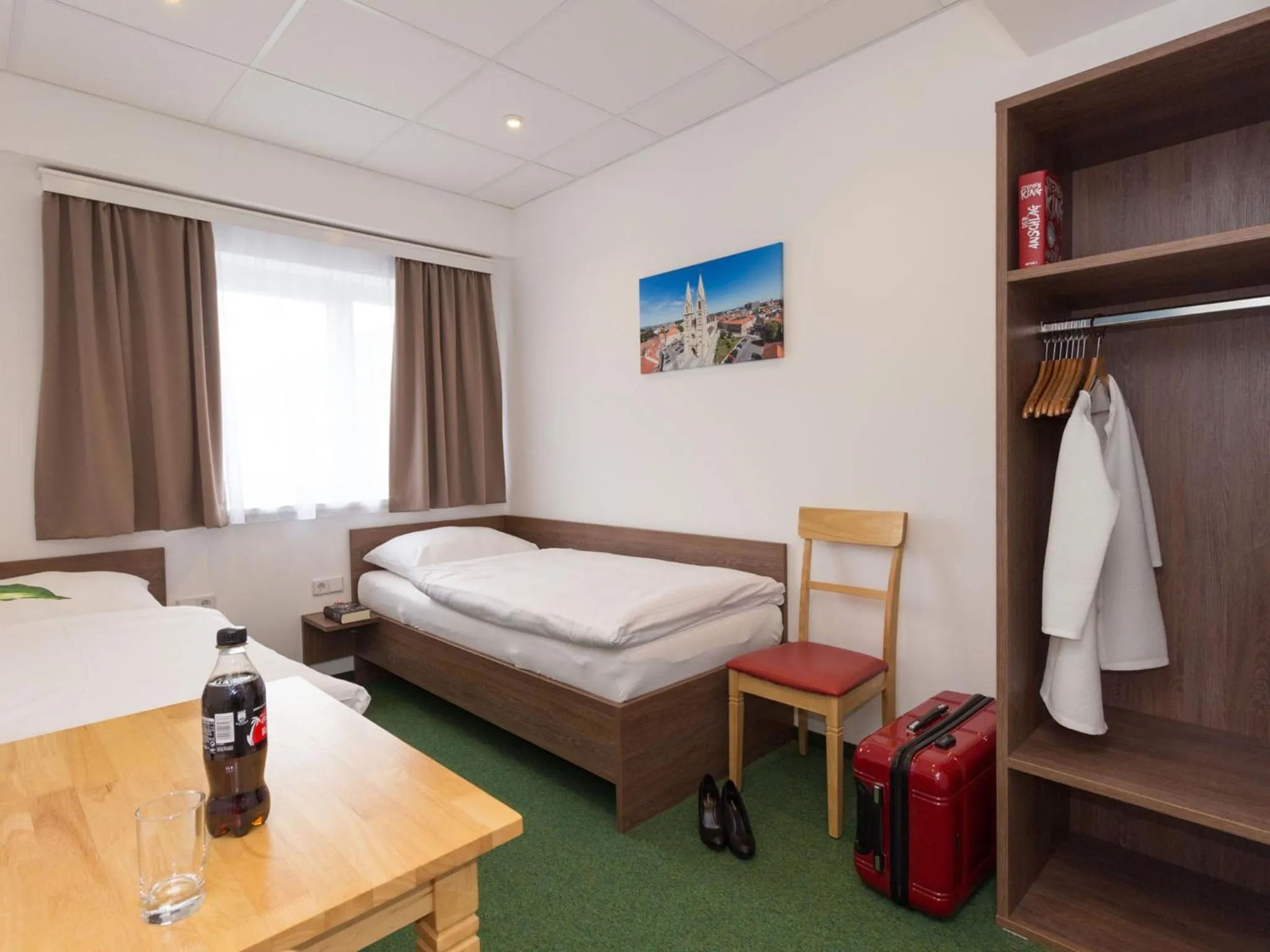 Photo of the whole room, Bed in WinBudget "bed&breakfast"