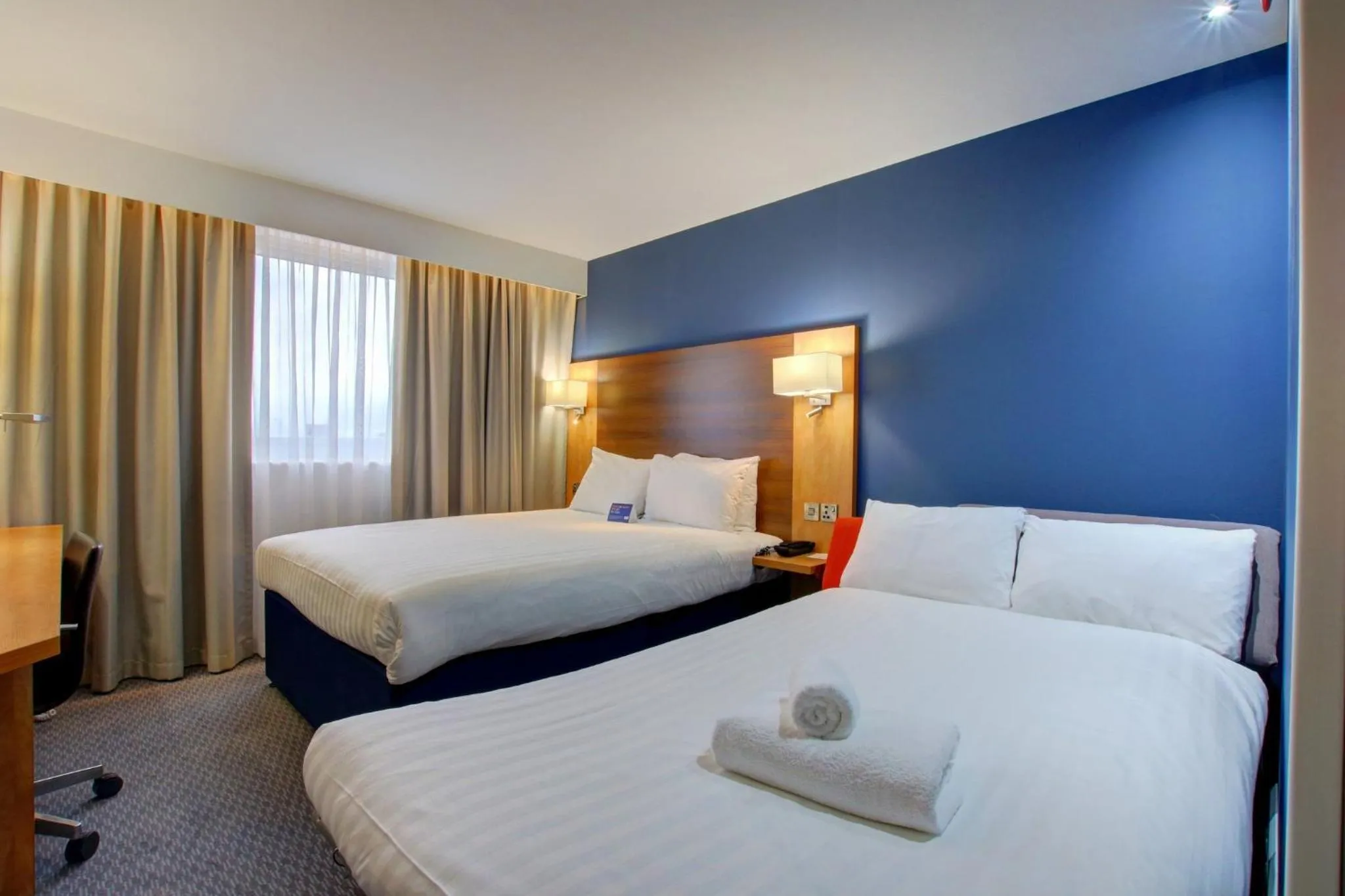 Photo of the whole room, Bed in Holiday Inn Express Nuneaton by IHG