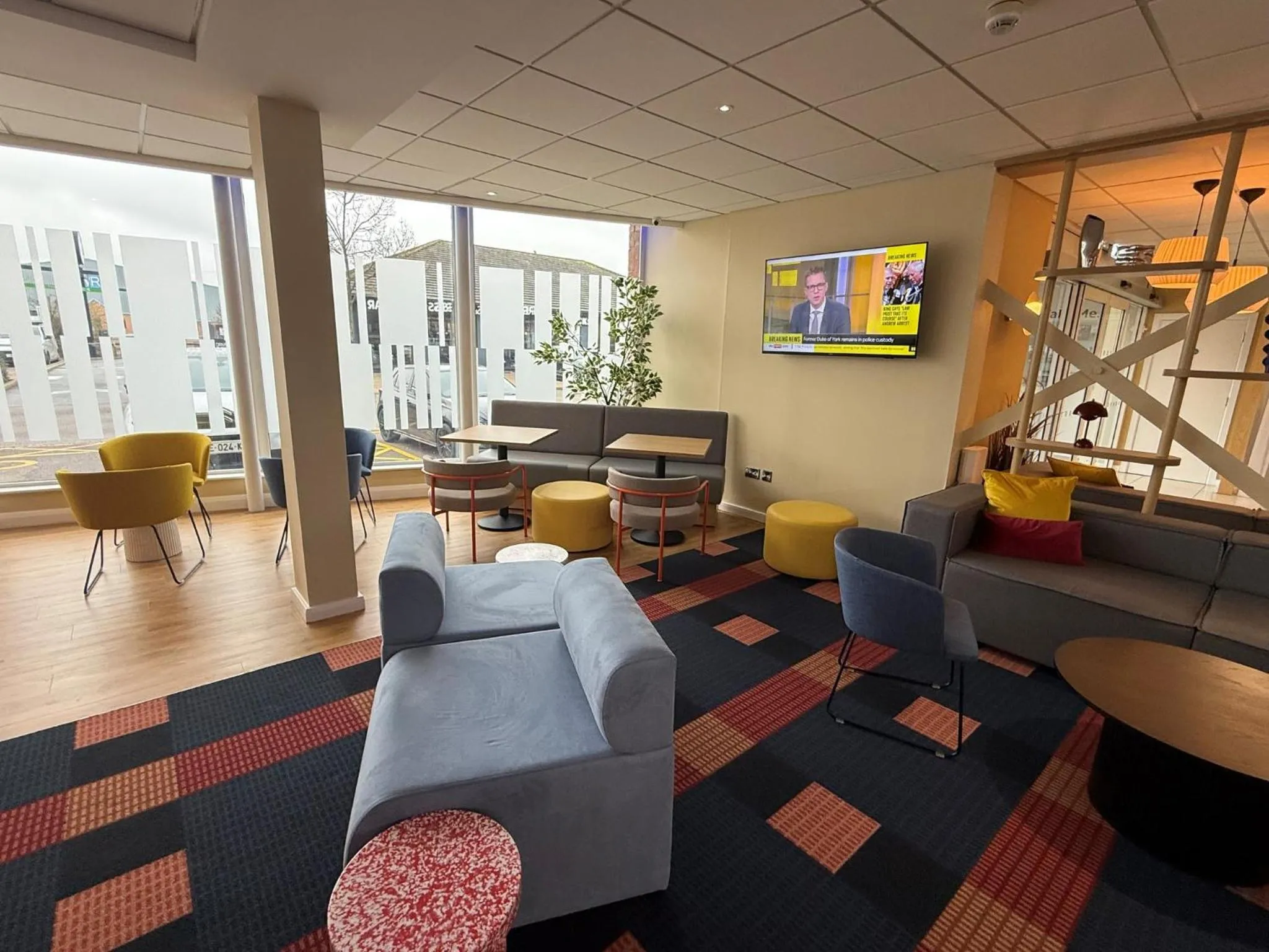 Lounge or bar in Holiday Inn Express Nuneaton by IHG