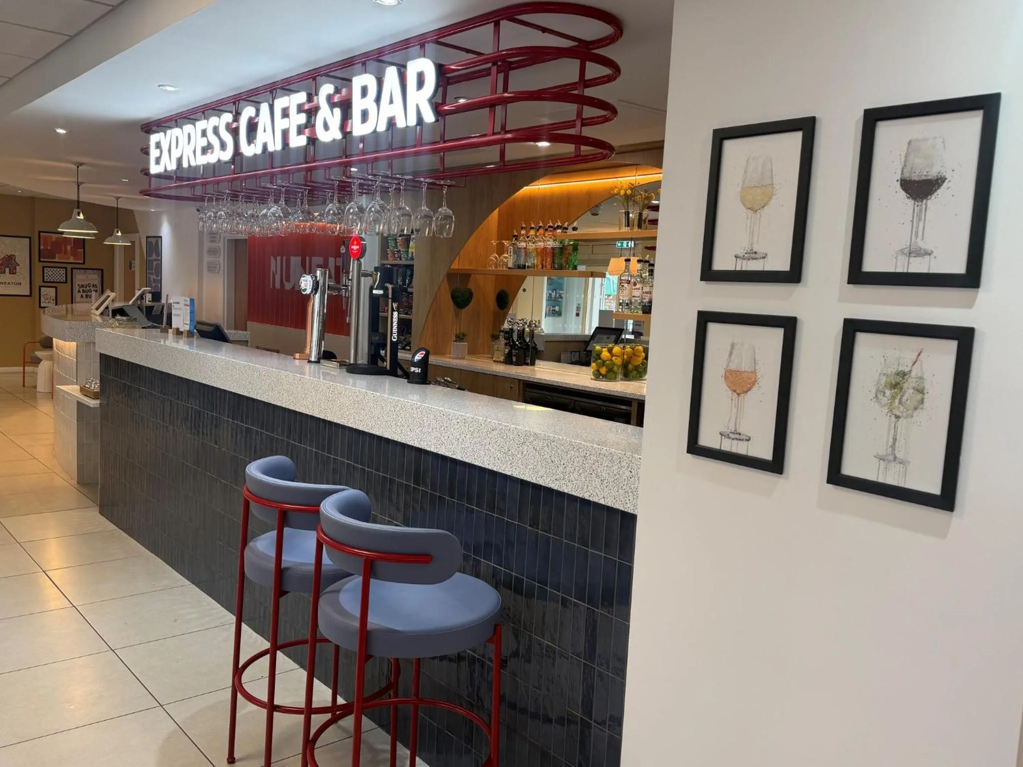 Lounge or bar in Holiday Inn Express Nuneaton by IHG