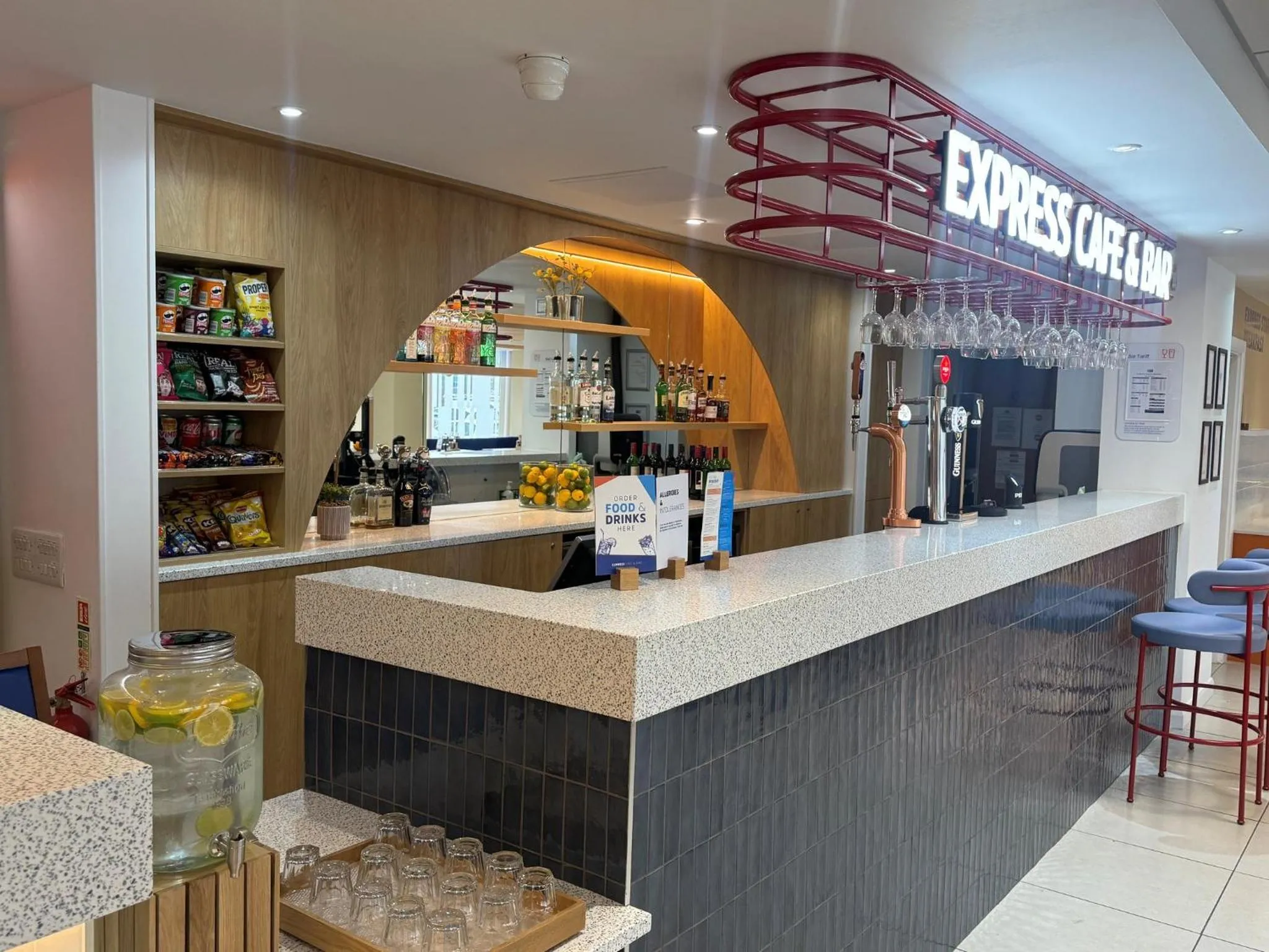 Lounge or bar in Holiday Inn Express Nuneaton by IHG
