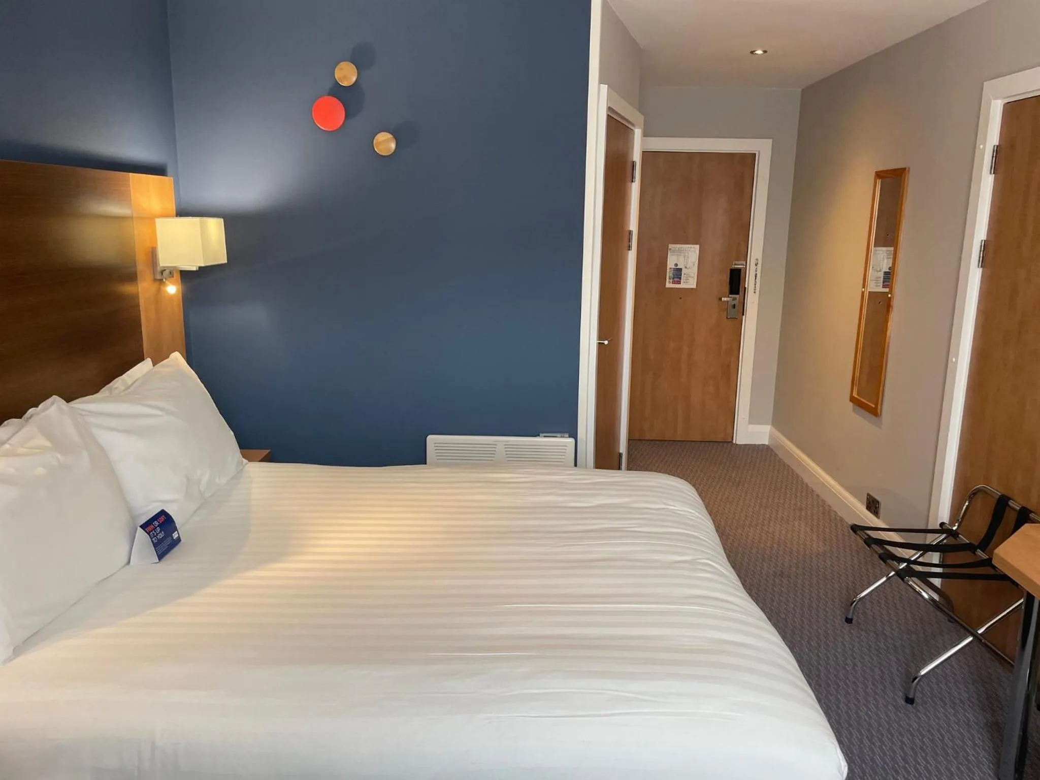 Photo of the whole room, Bed in Holiday Inn Express Nuneaton by IHG