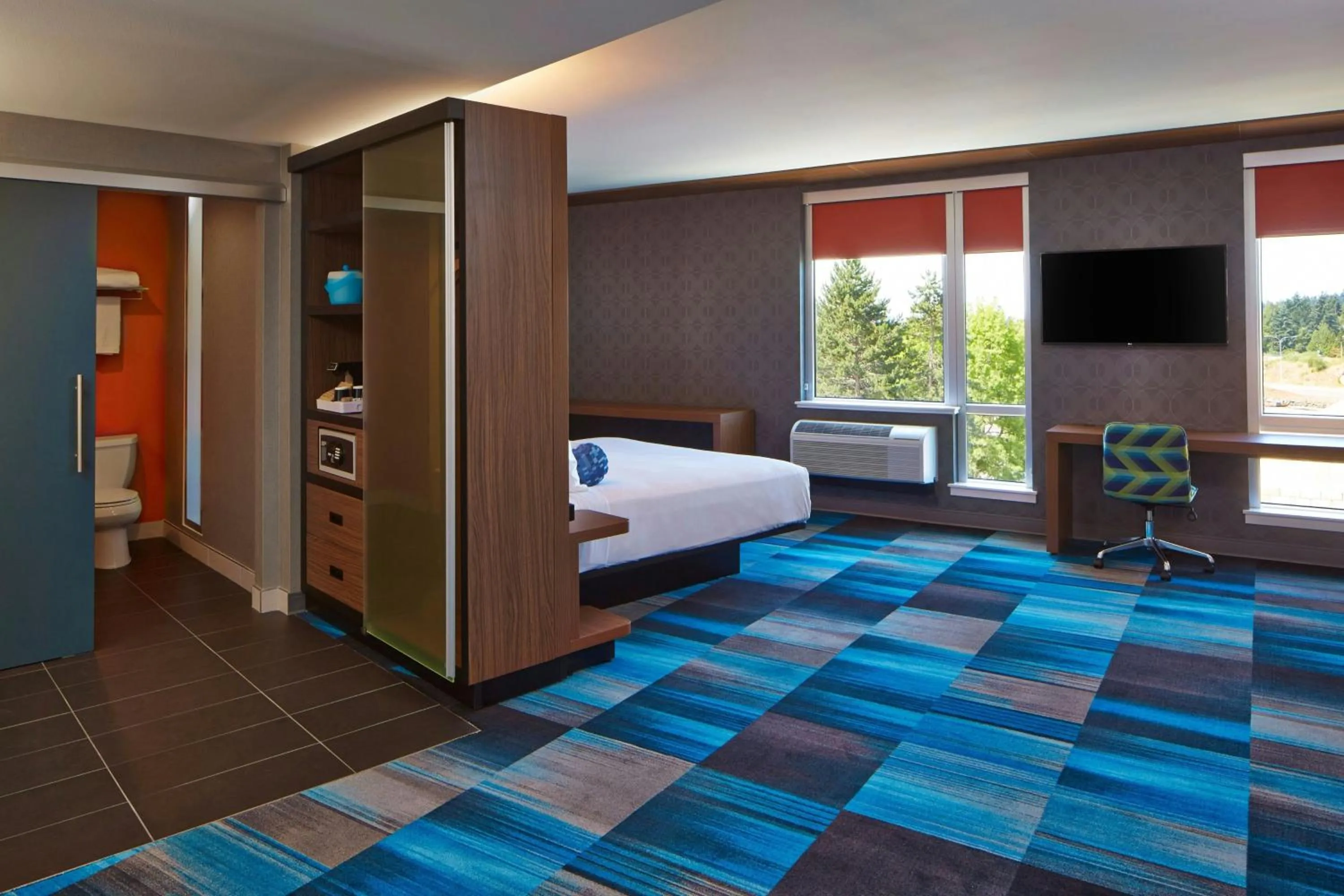Photo of the whole room, Bed in Aloft Seattle Redmond