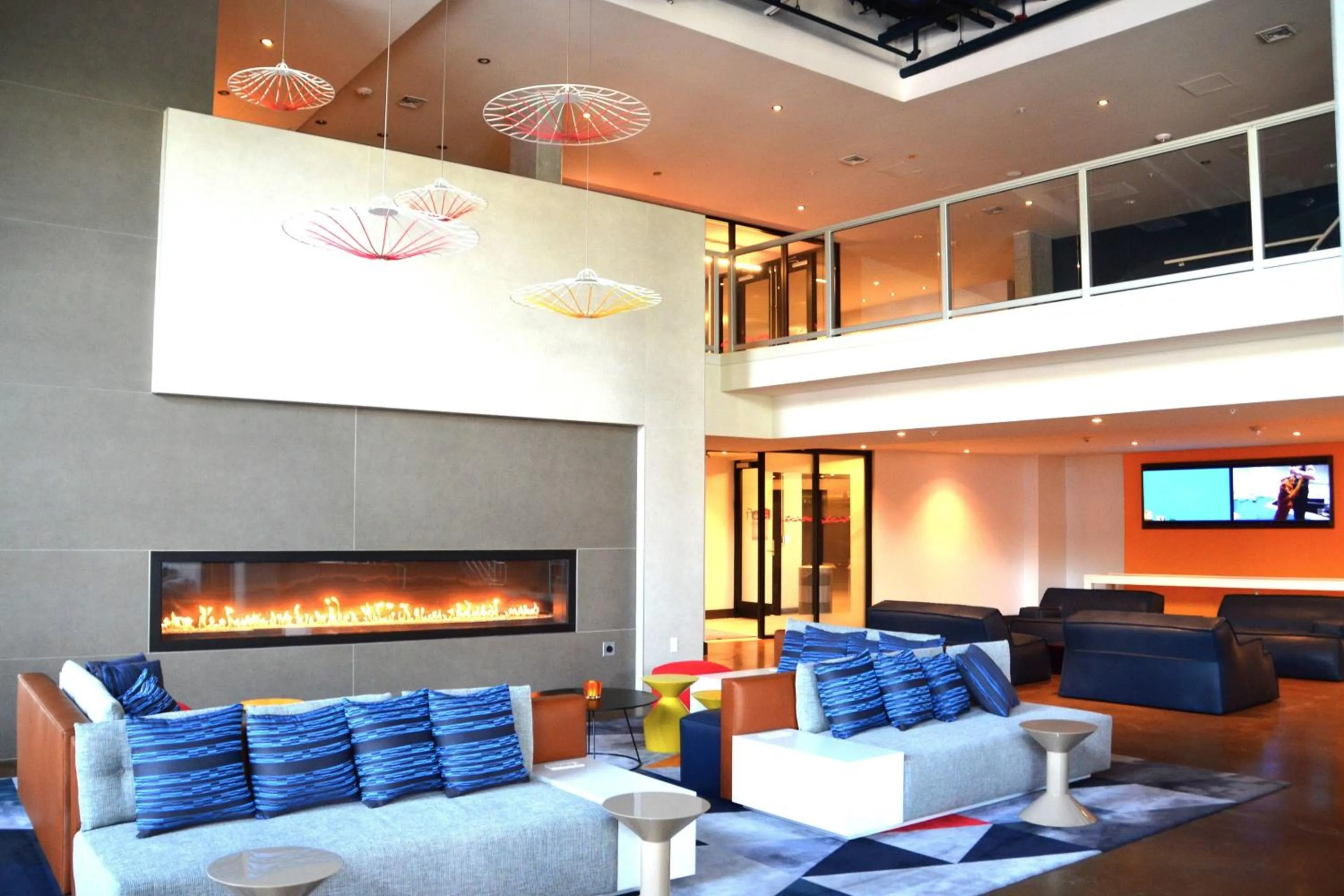 Lounge or bar in Aloft Seattle Redmond