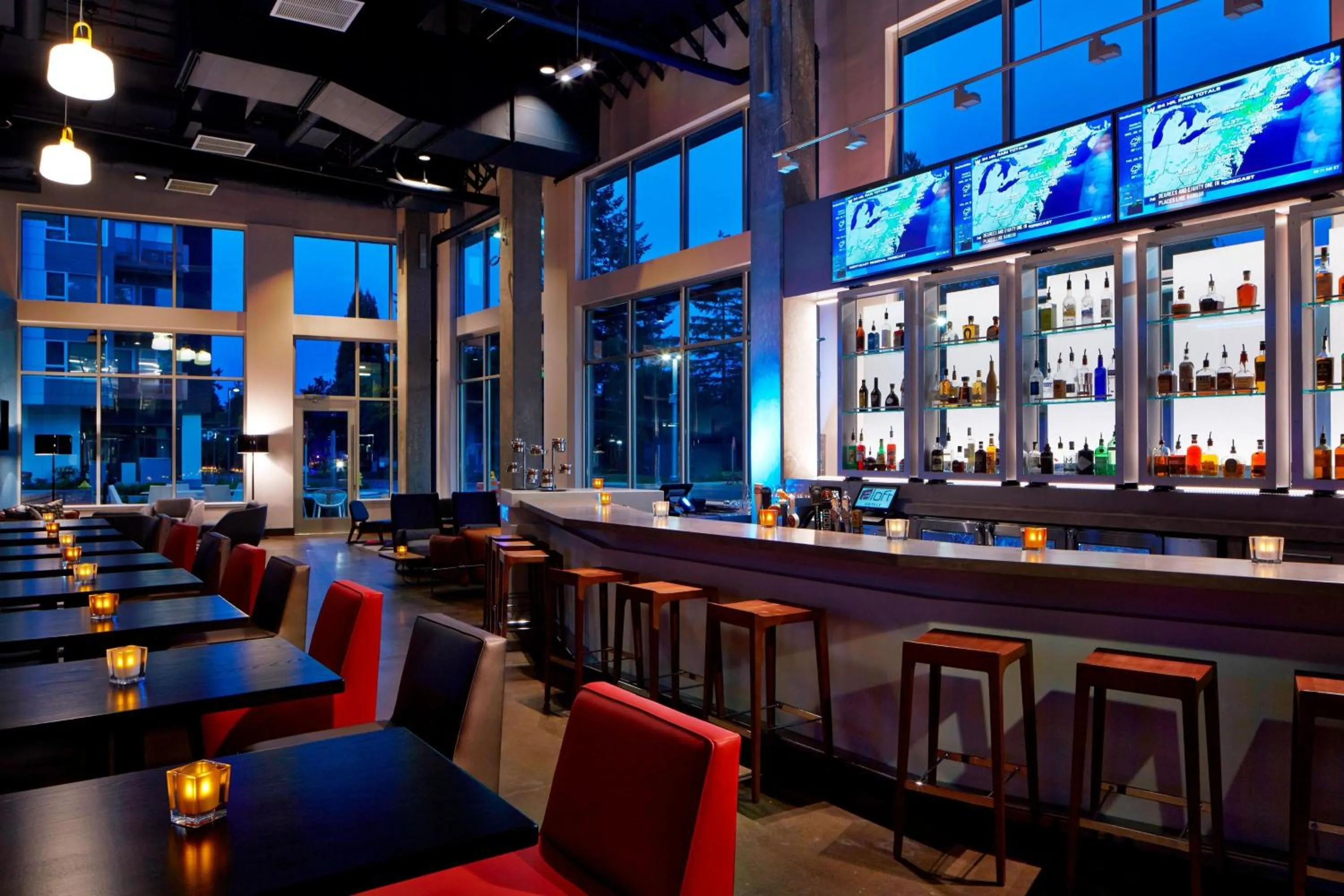 Lounge or bar in Aloft Seattle Redmond