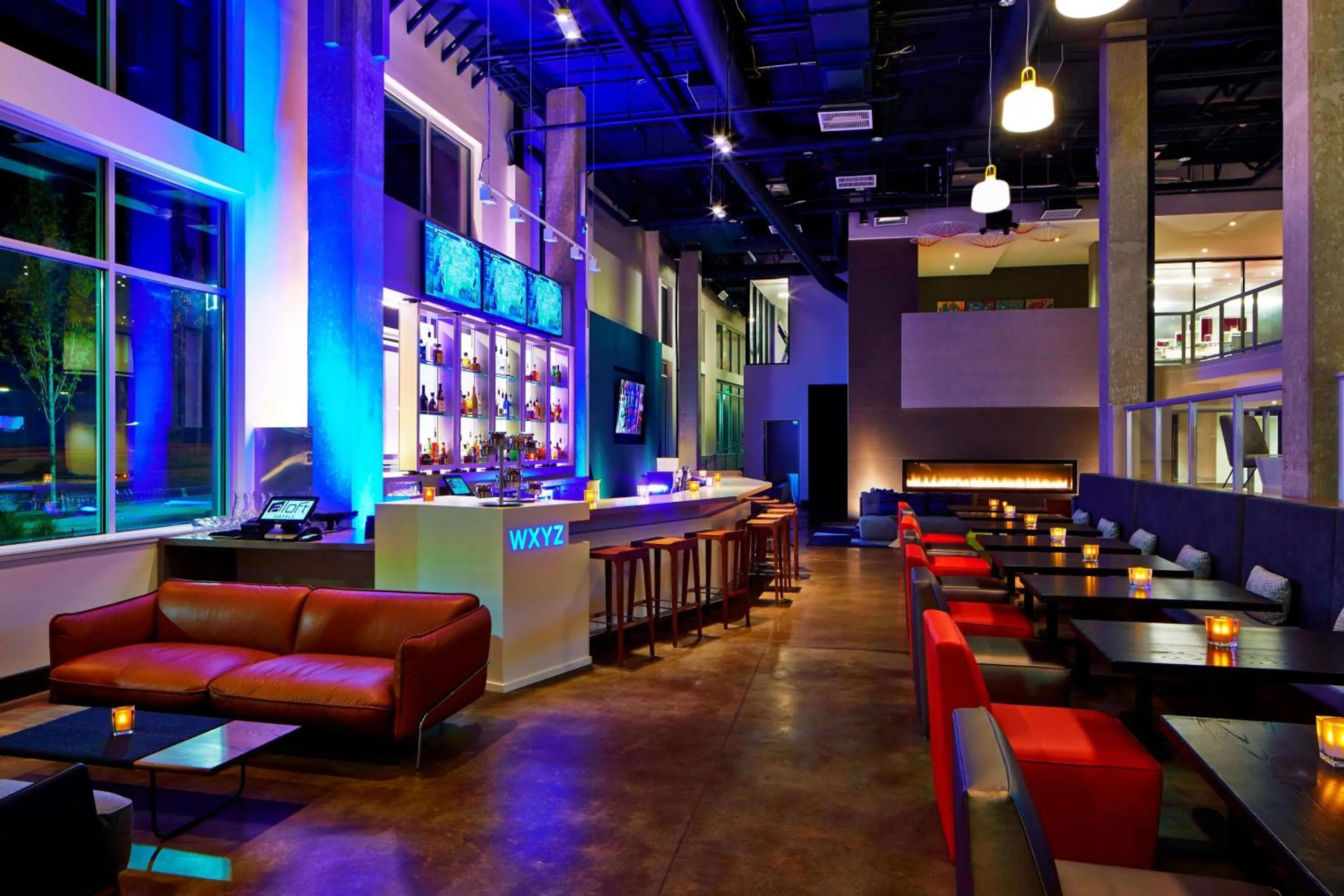 Lounge or bar in Aloft Seattle Redmond