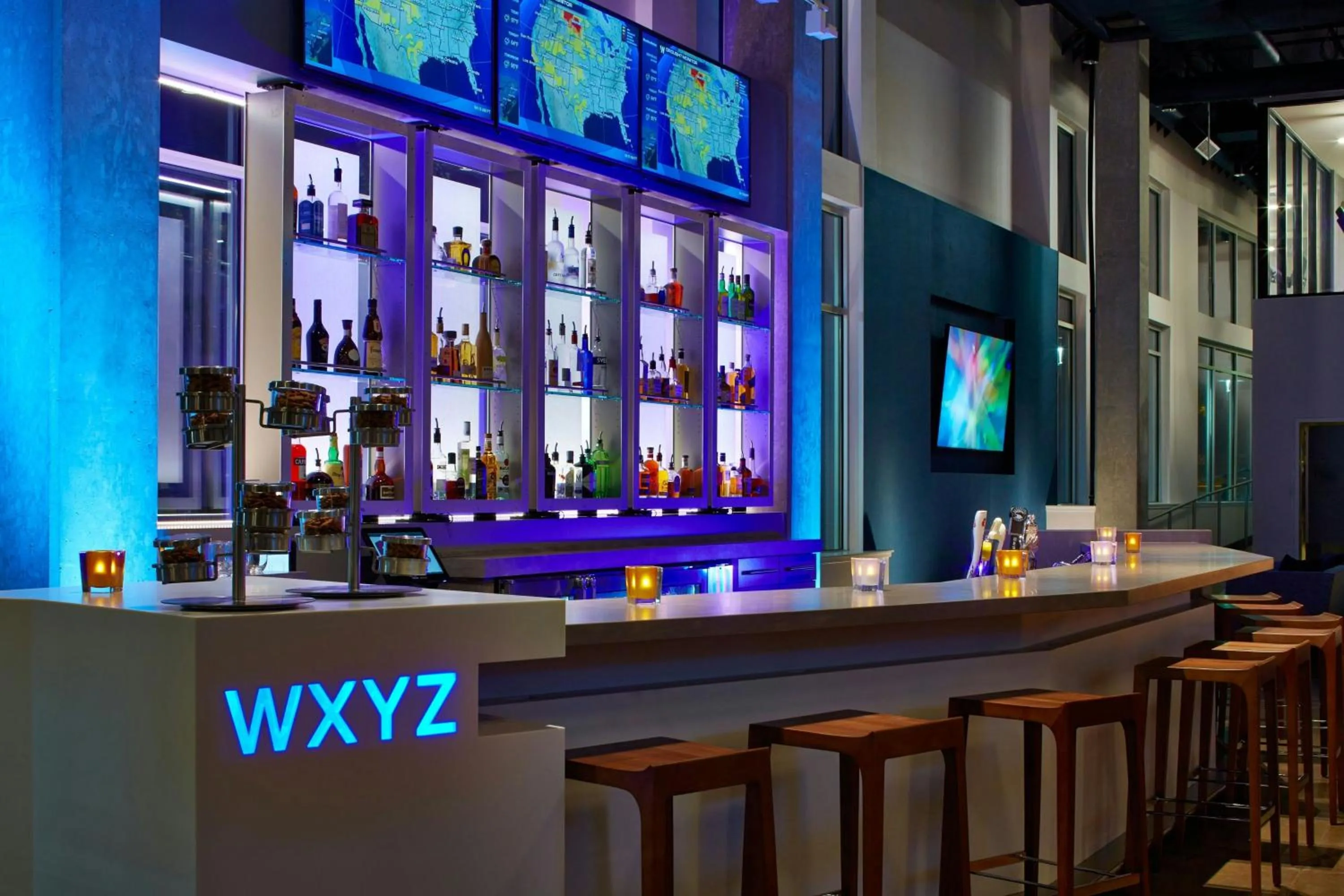 Lounge or bar in Aloft Seattle Redmond
