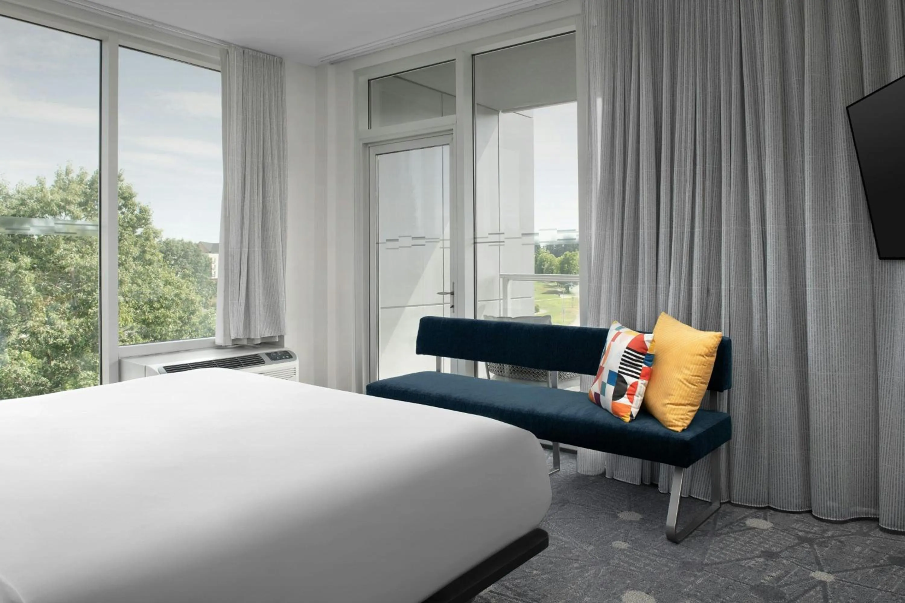 Photo of the whole room, Bed in Aloft Hillsboro-Beaverton