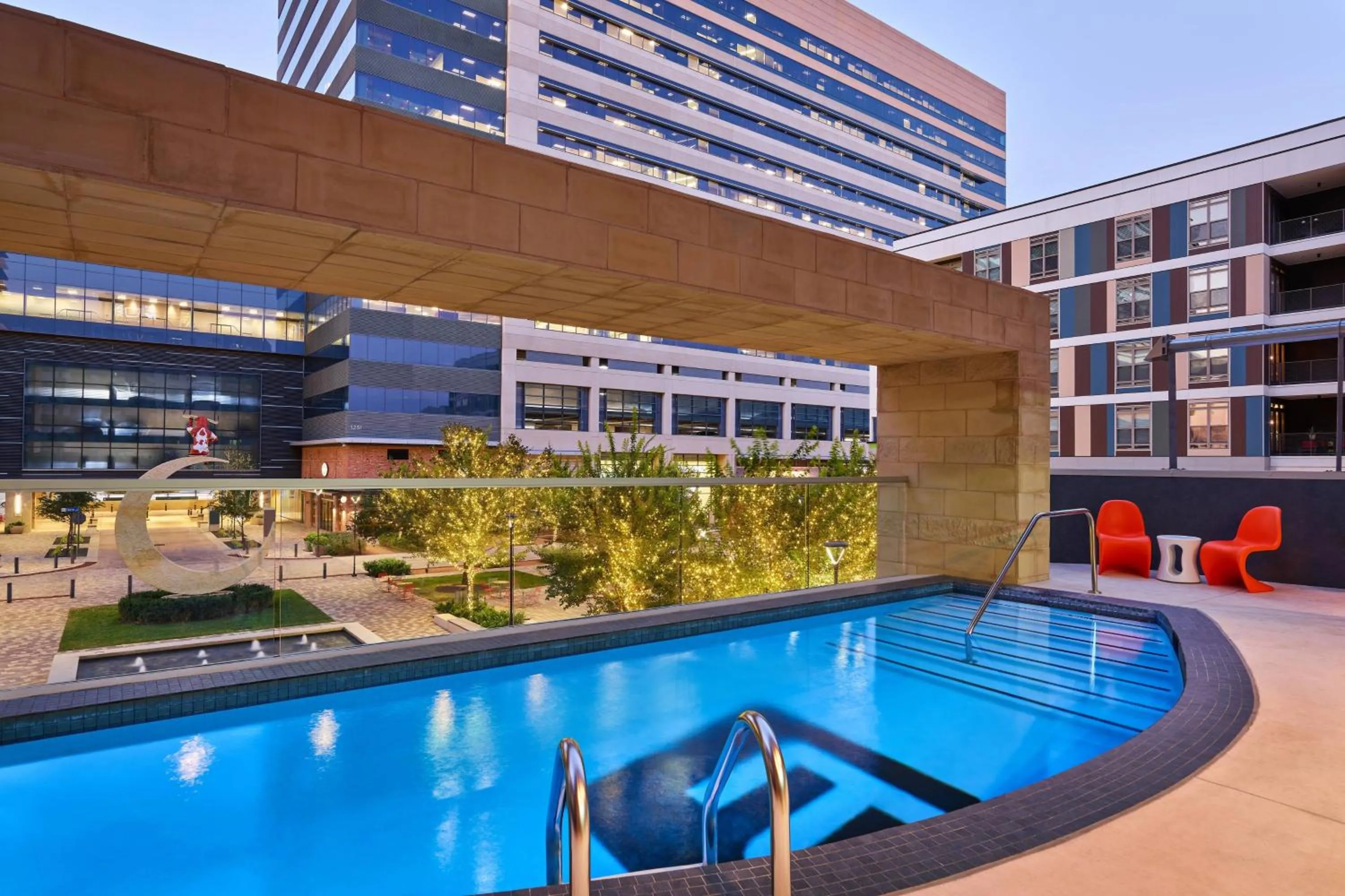Swimming pool in Aloft Richardson