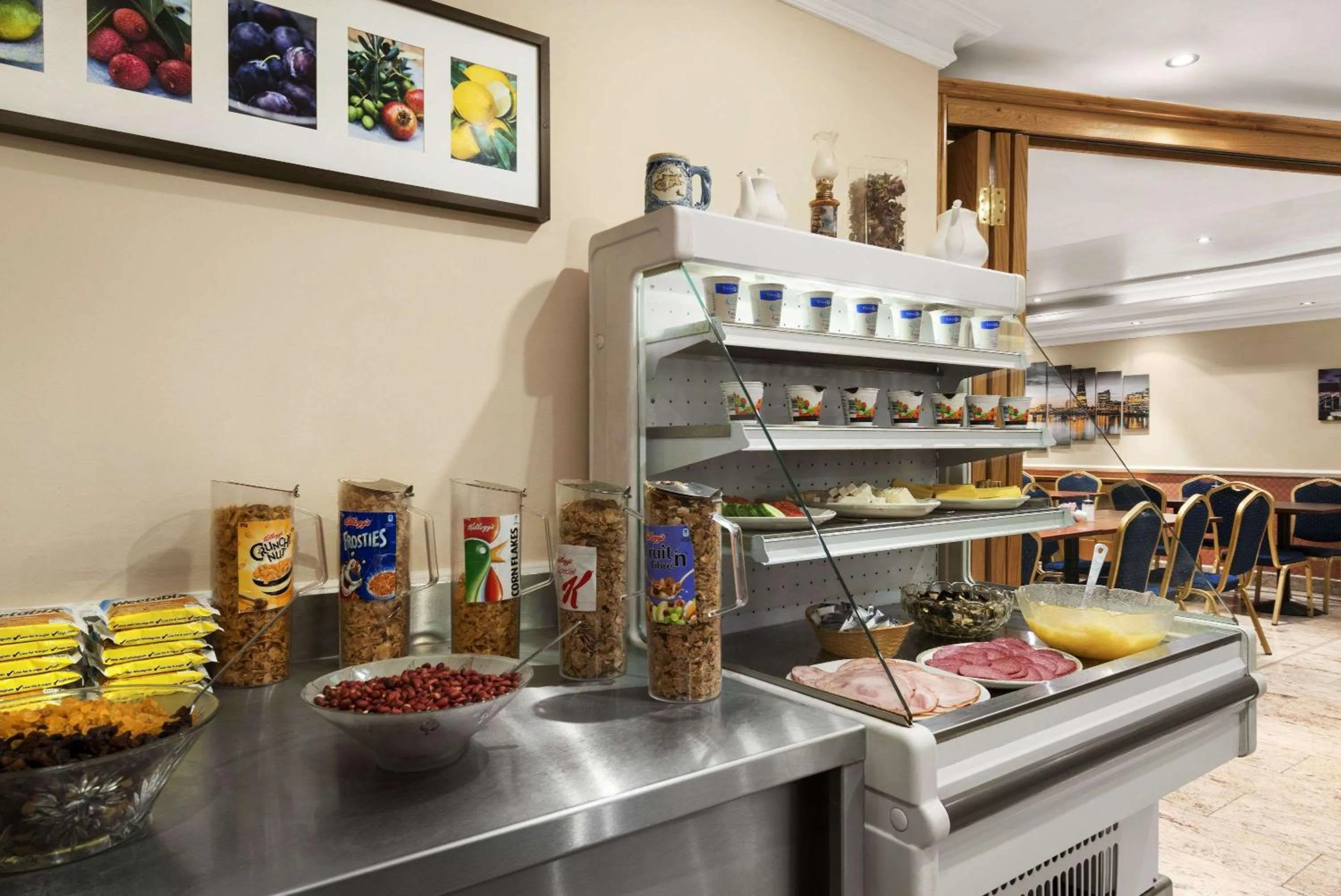 Restaurant/places to eat in Days Inn Hyde Park