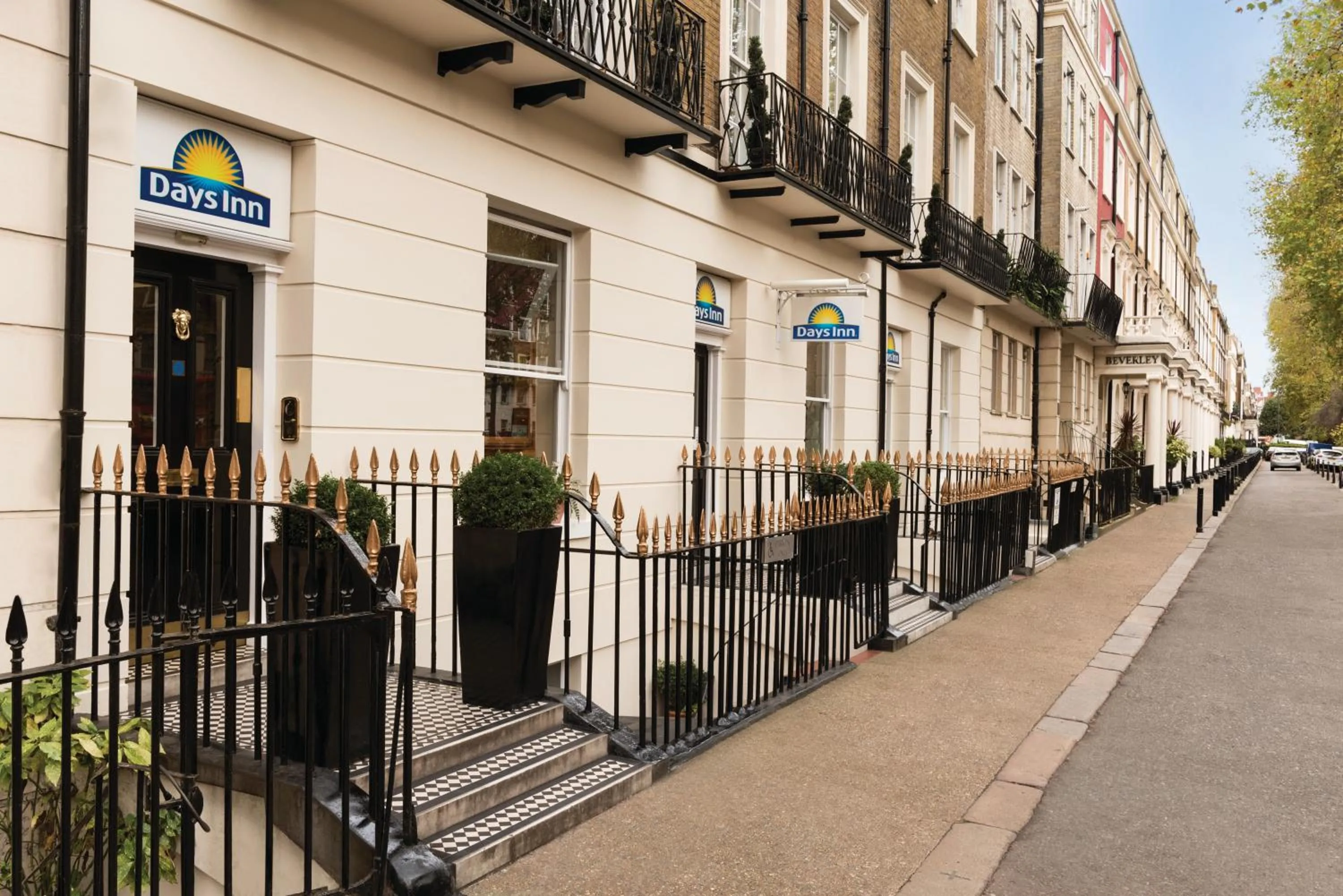 Facade/entrance in Days Inn Hyde Park