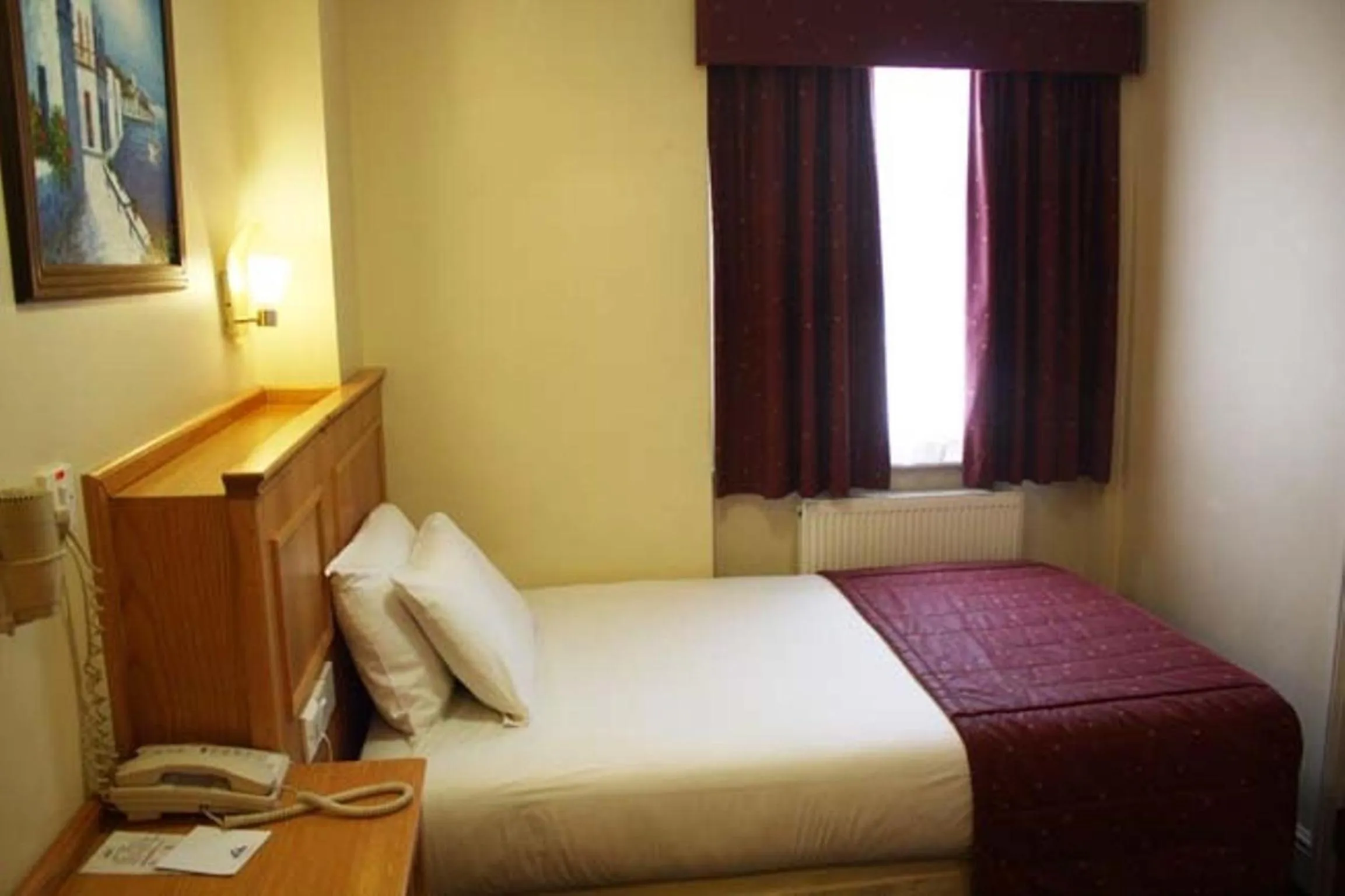 Photo of the whole room, Bed in Days Inn Hyde Park