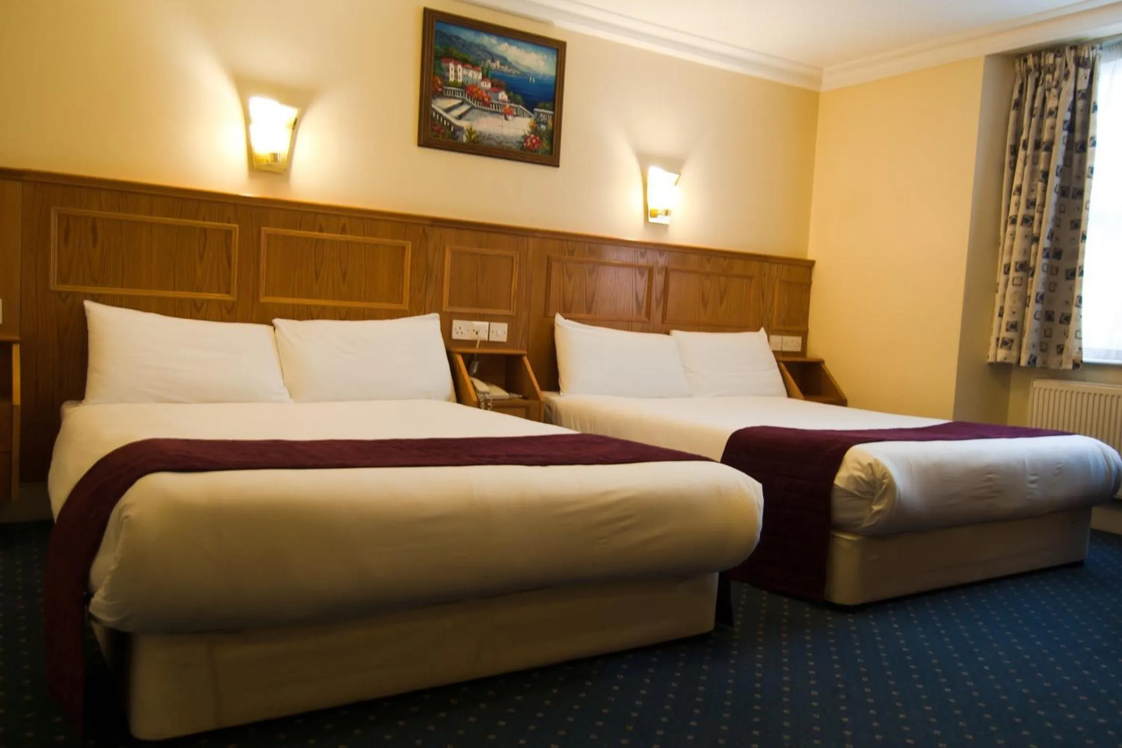 Bedroom, Bed in Days Inn Hyde Park