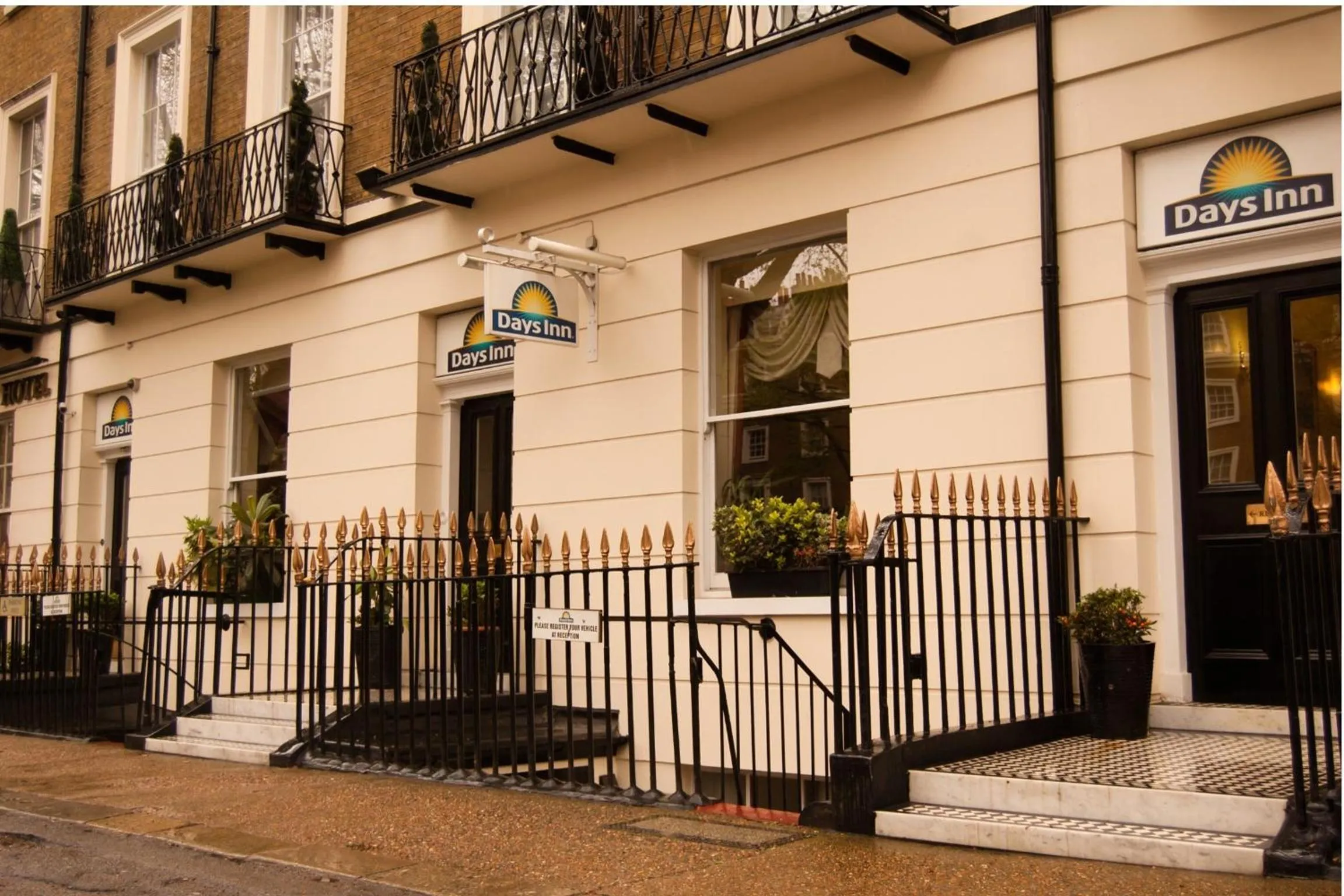 Facade/entrance in Days Inn Hyde Park