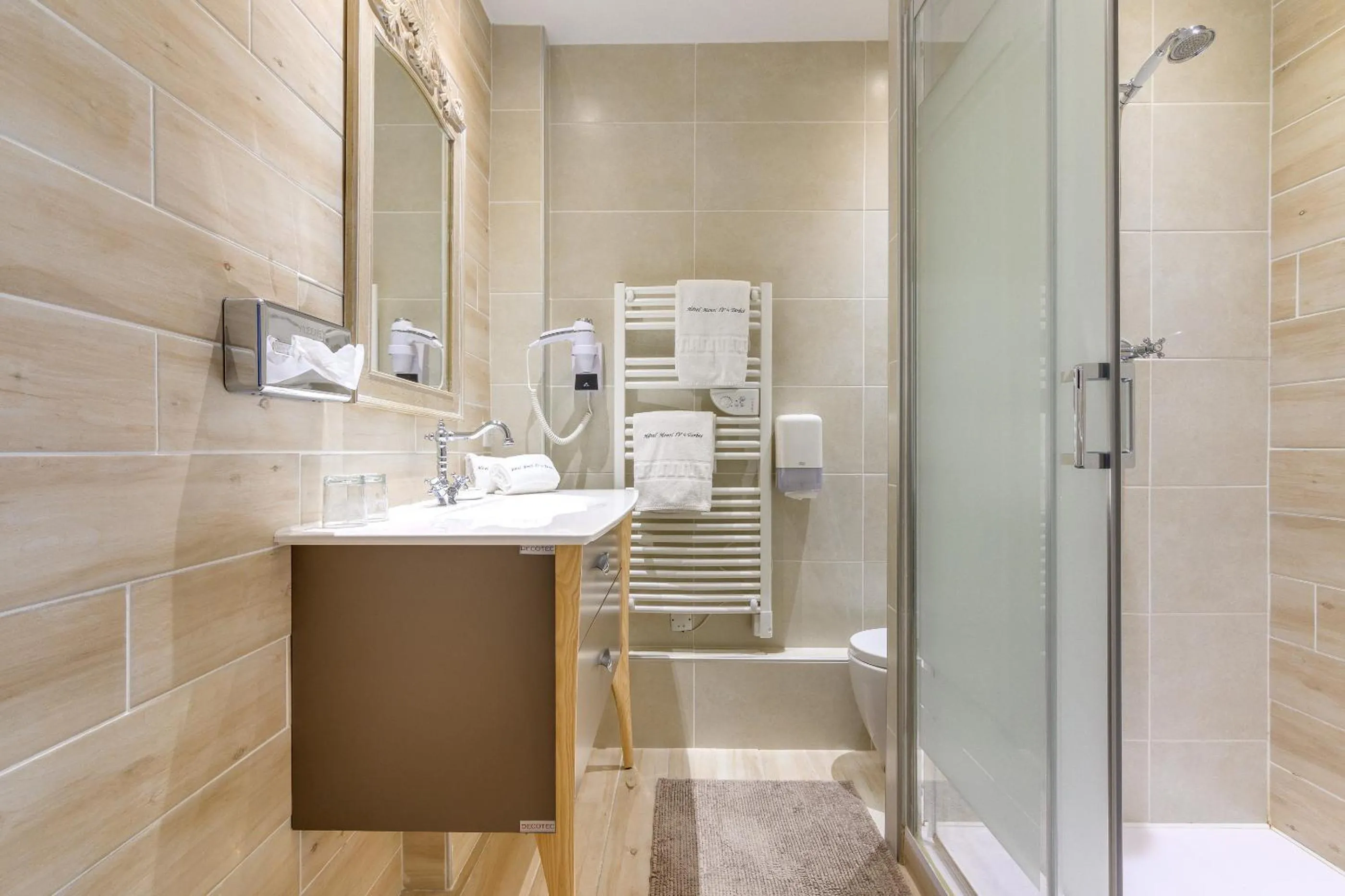 Bathroom in Hôtel Henri IV