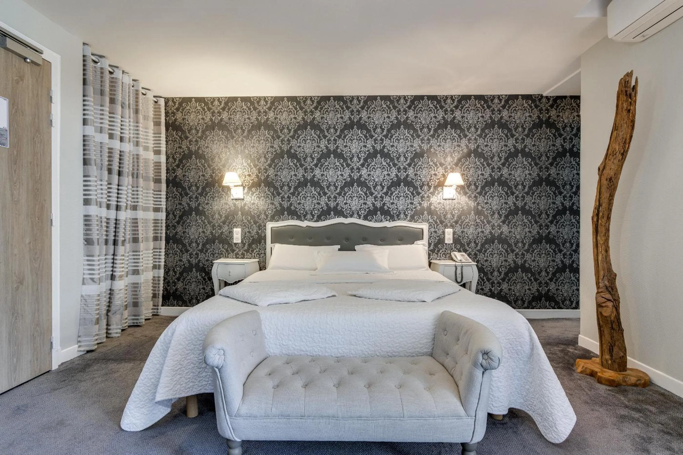 Bed in Hôtel Henri IV