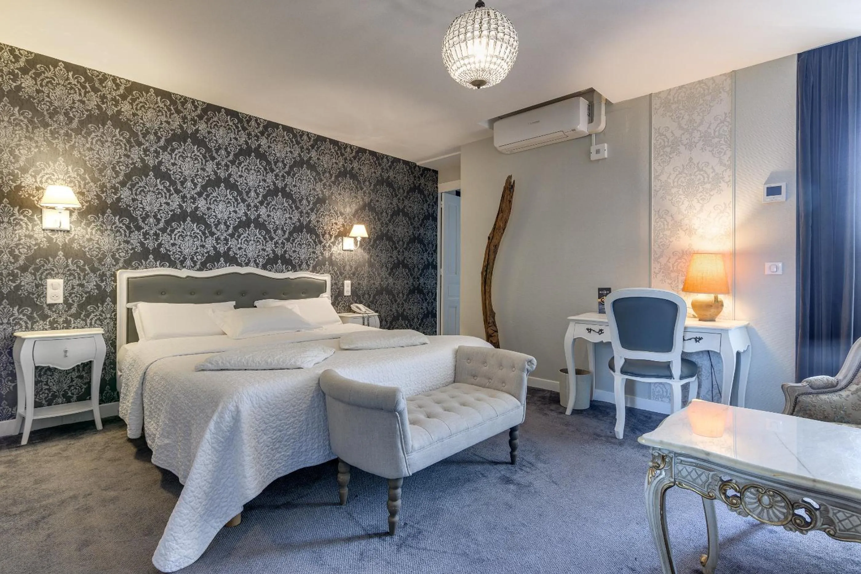 Photo of the whole room, Bed in Hôtel Henri IV