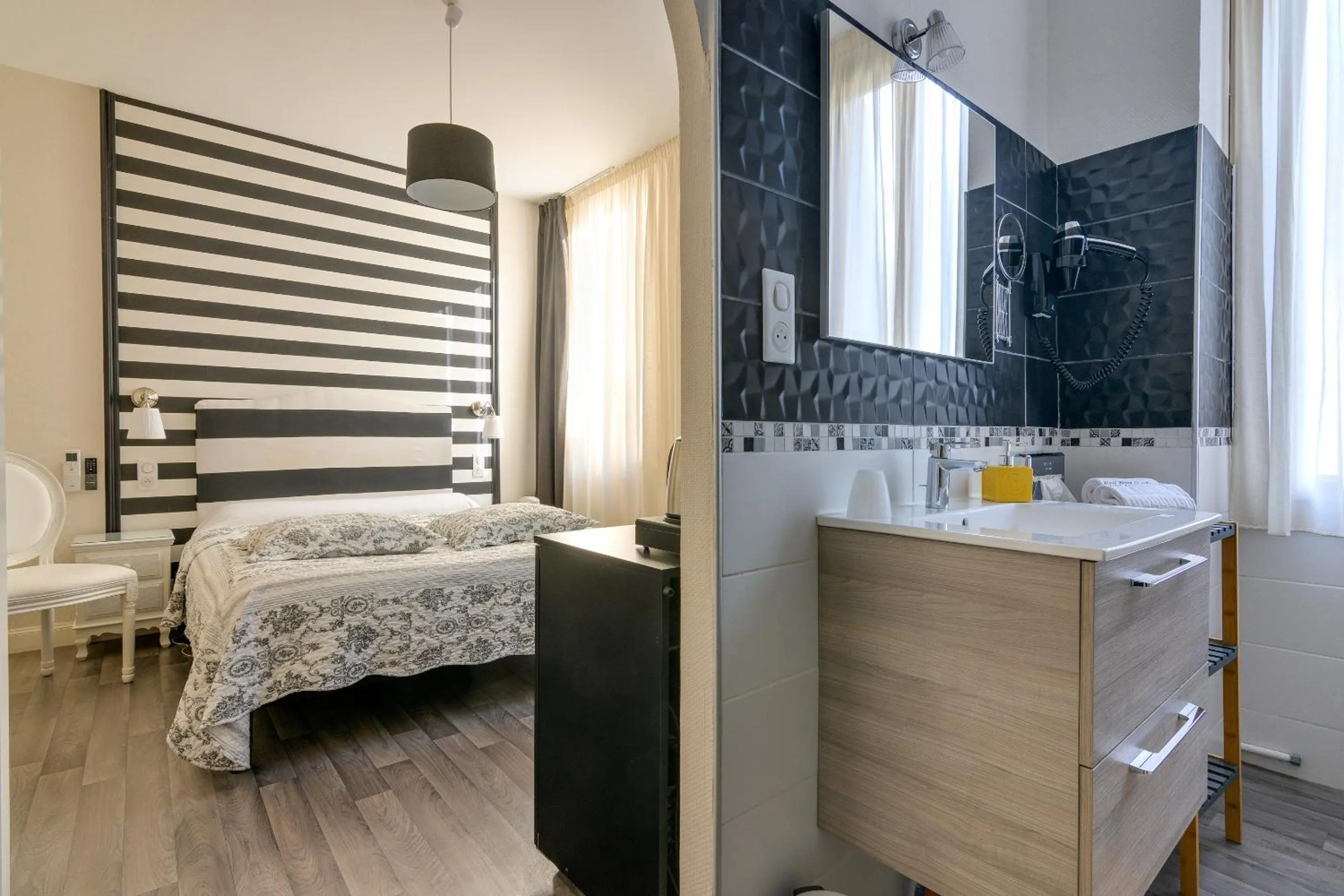 Photo of the whole room, Bed in Hôtel Henri IV