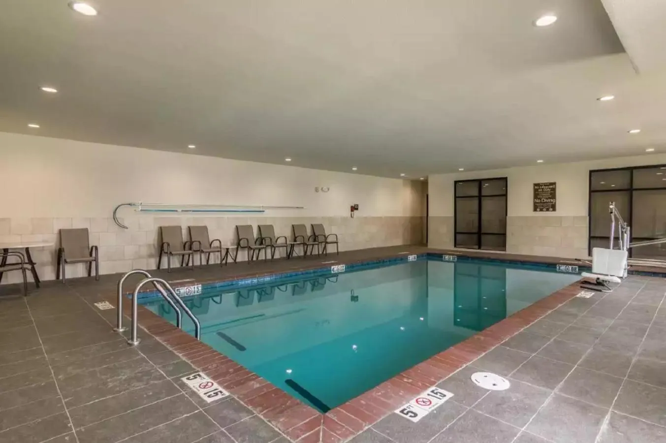 Swimming pool in Comfort Suites Meridian and I-40