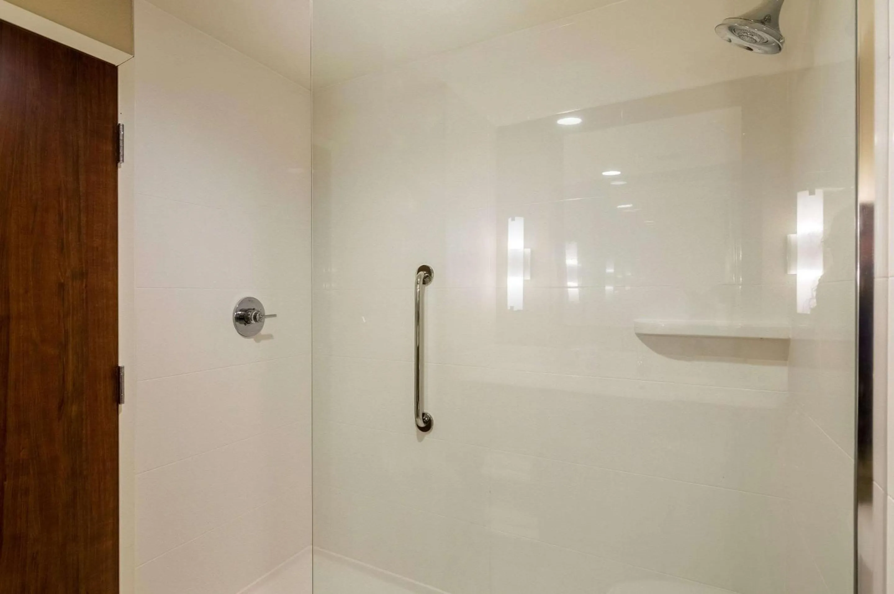 Bedroom in Comfort Suites Meridian and I-40