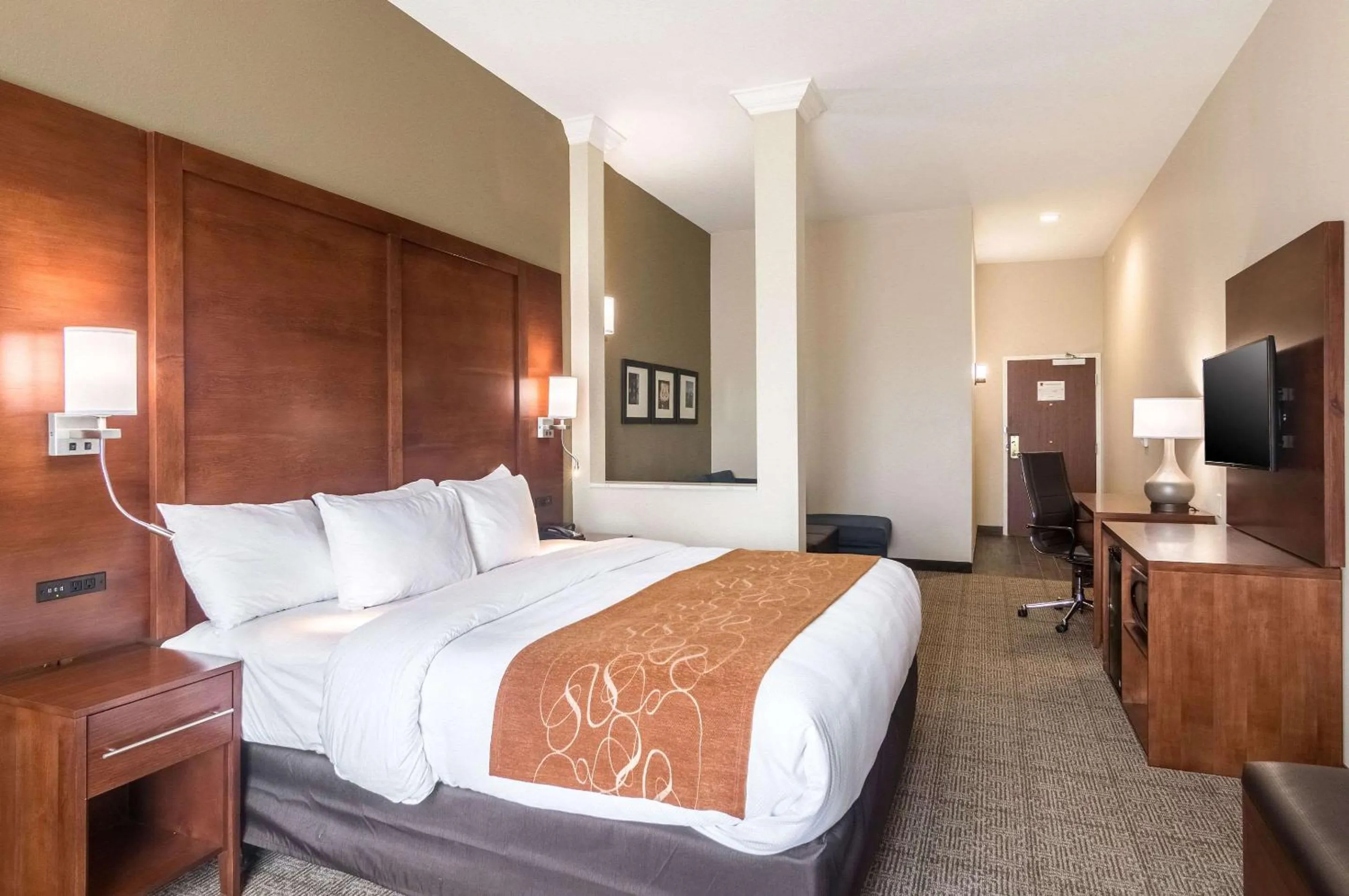 Bedroom, Bed in Comfort Suites Meridian and I-40