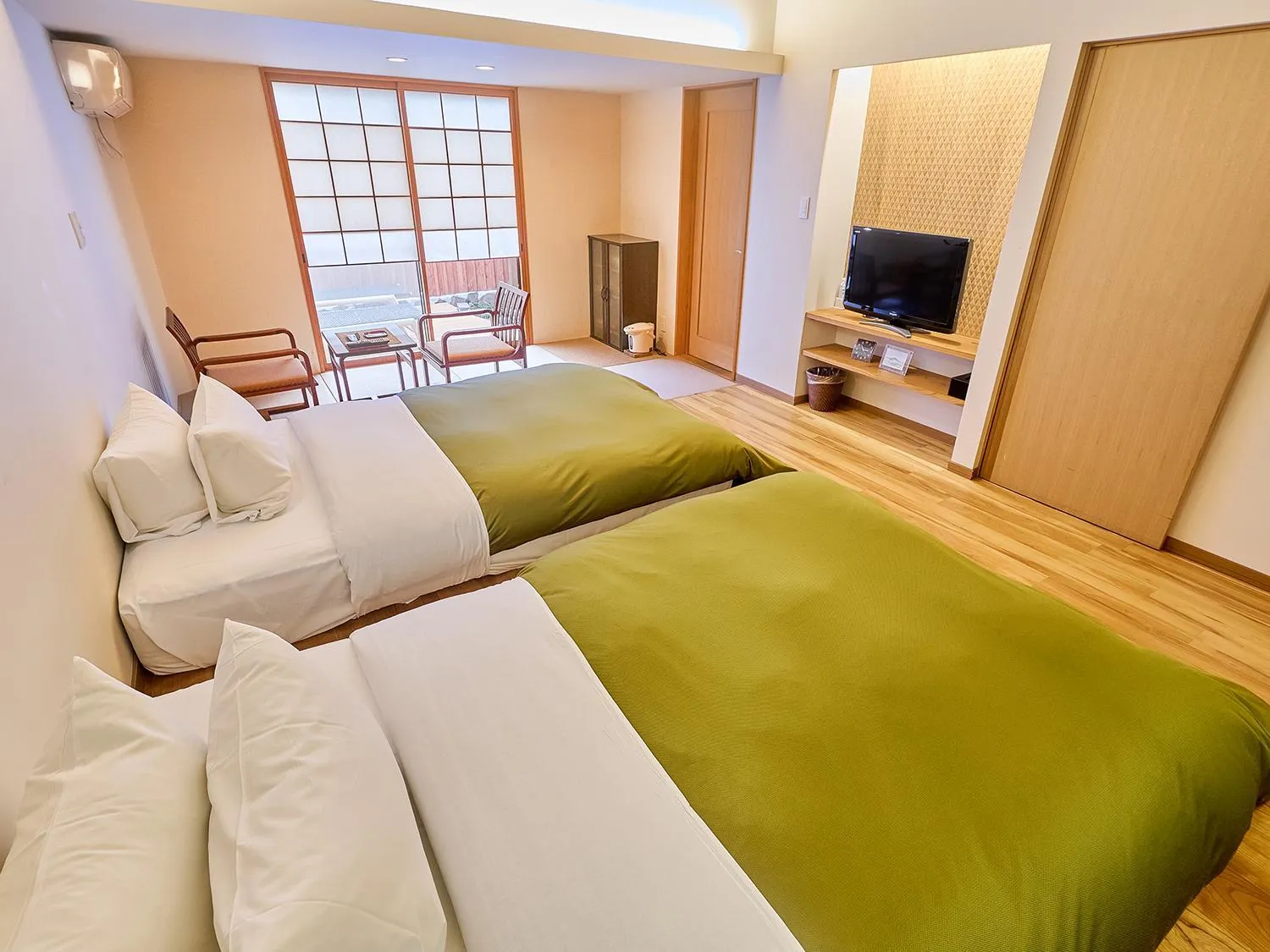 Photo of the whole room, Bed in Chikurakutei