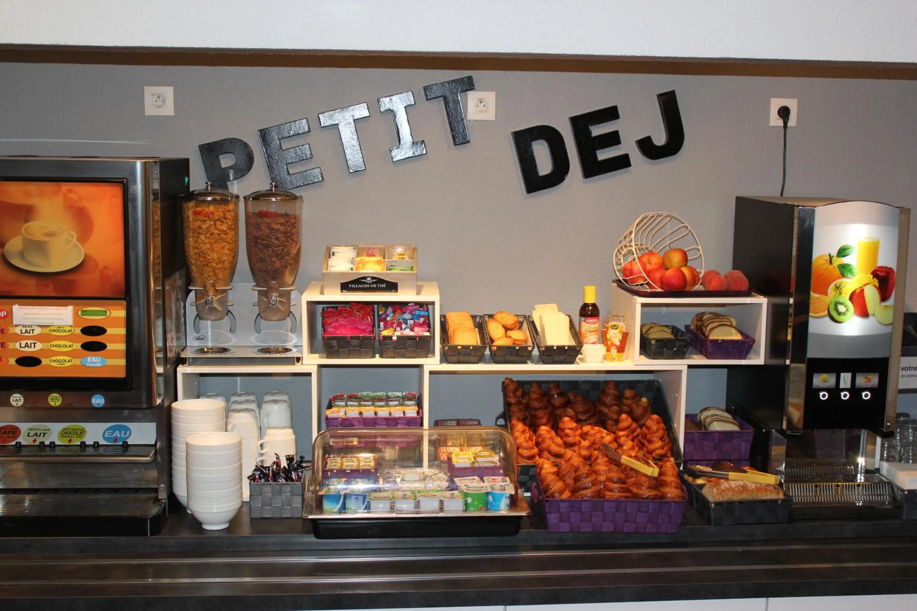 Buffet breakfast in B&B HOTEL Berck-sur-Mer Rang-du-Fliers