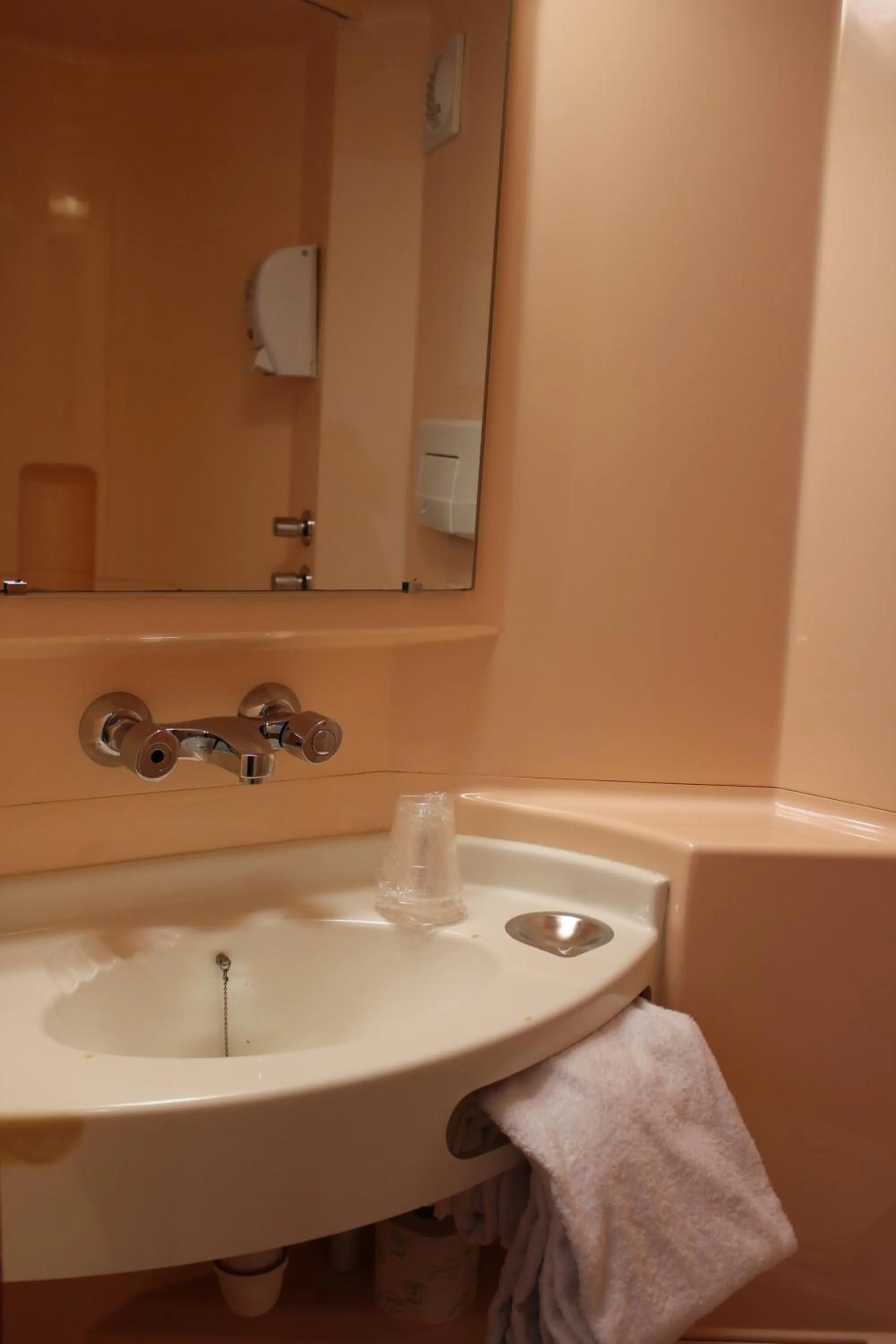 Bathroom in B&B HOTEL Berck-sur-Mer Rang-du-Fliers