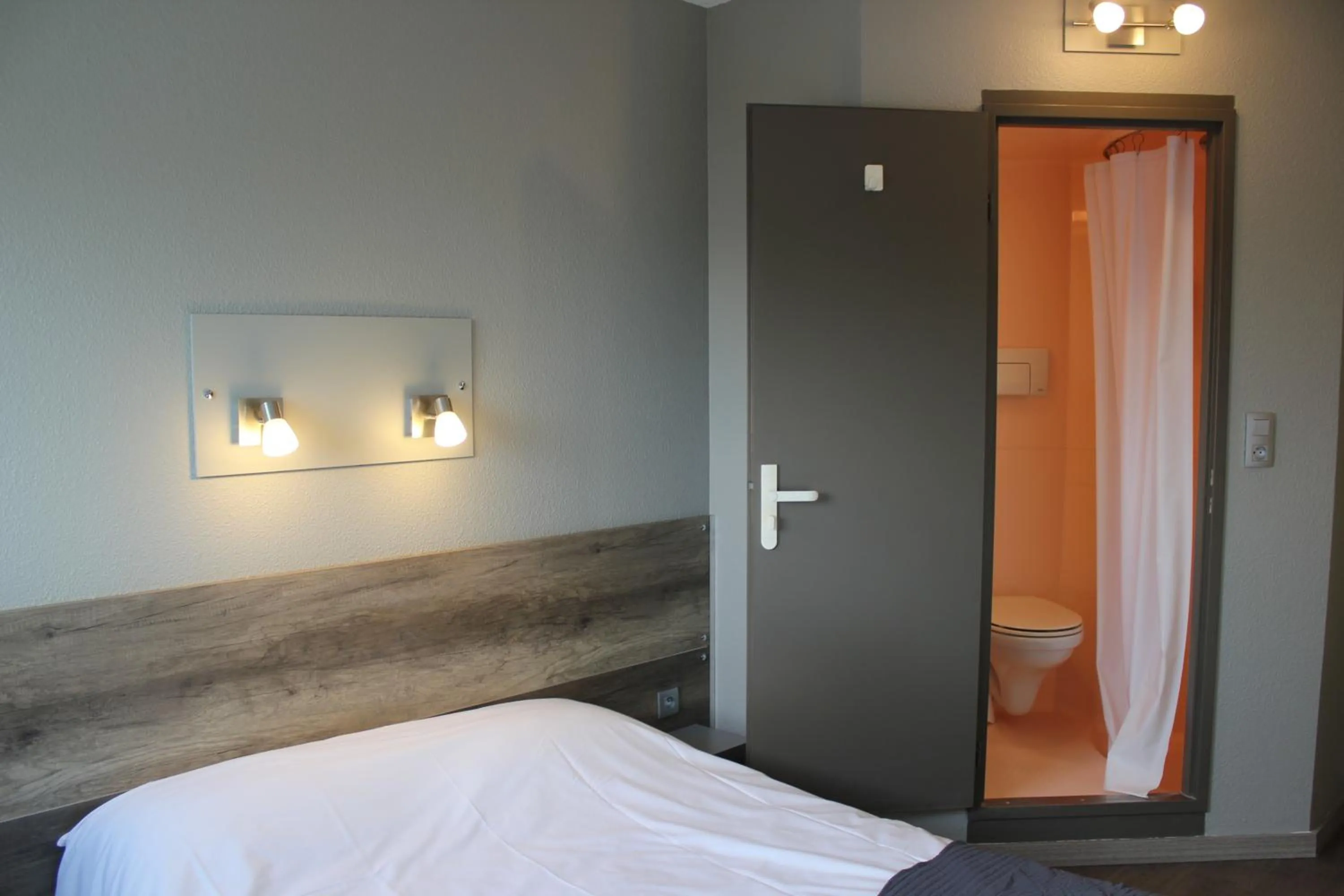 Photo of the whole room, Bed in B&B HOTEL Berck-sur-Mer Rang-du-Fliers