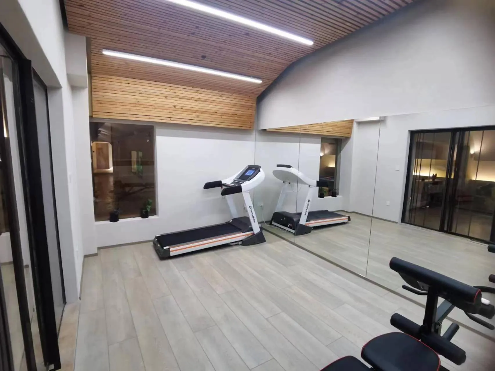 Fitness centre/facilities in EBO Hotel Zijin gang Asian Games Park Store Zhejiang university