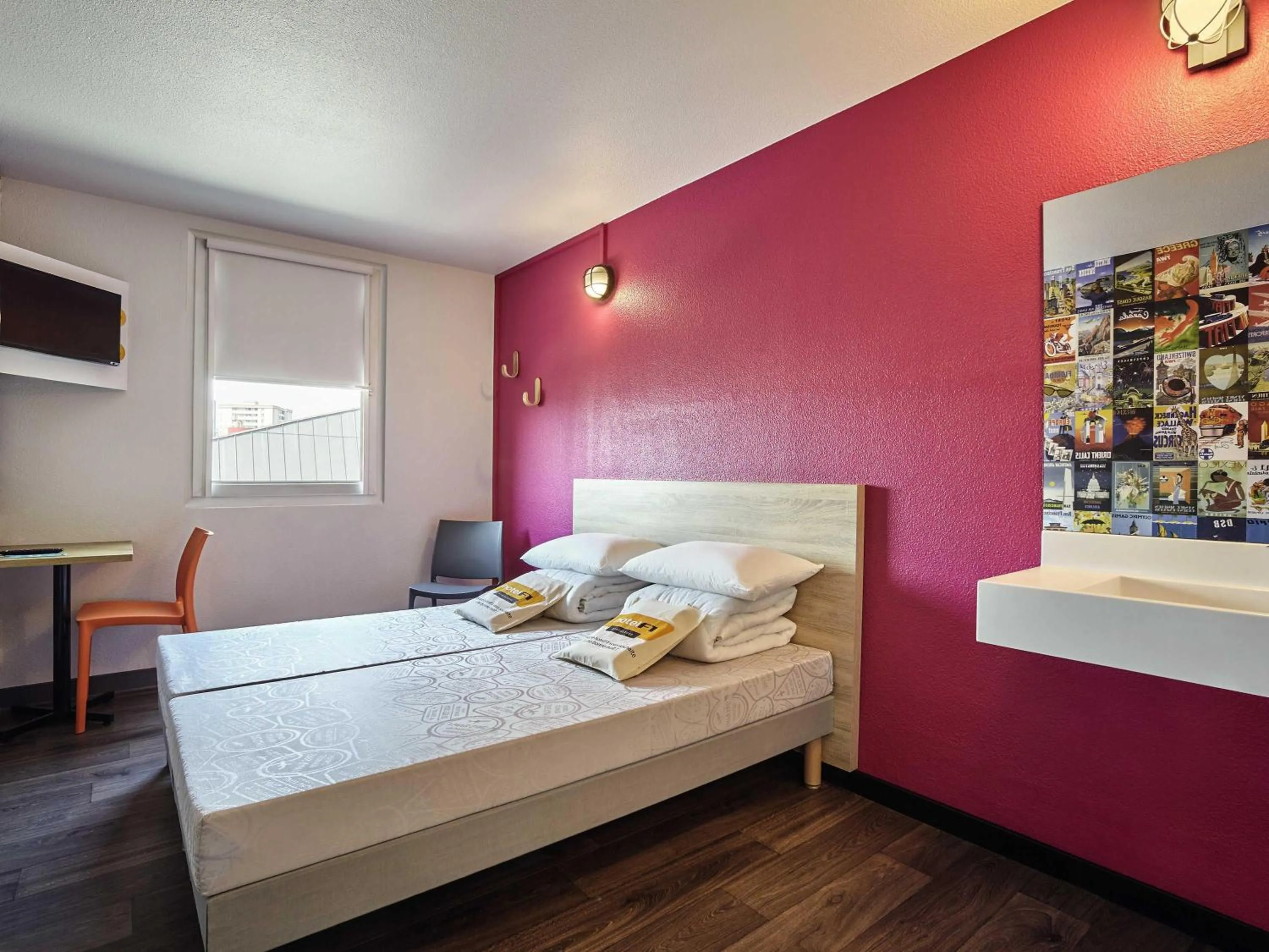 Bedroom, Bed in hotelF1 Igny Massy TGV