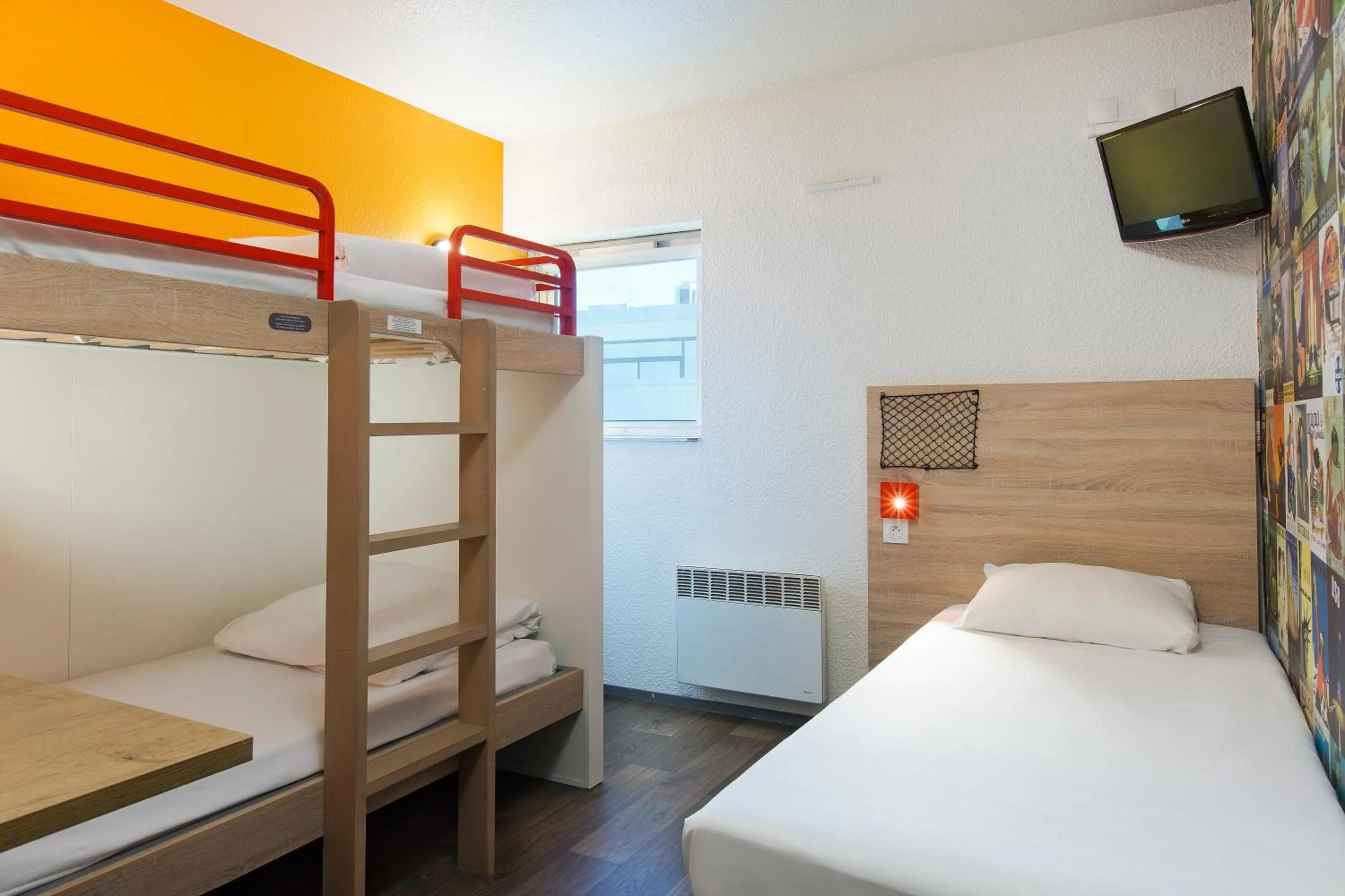 Photo of the whole room, Bed in hotelF1 Igny Massy TGV