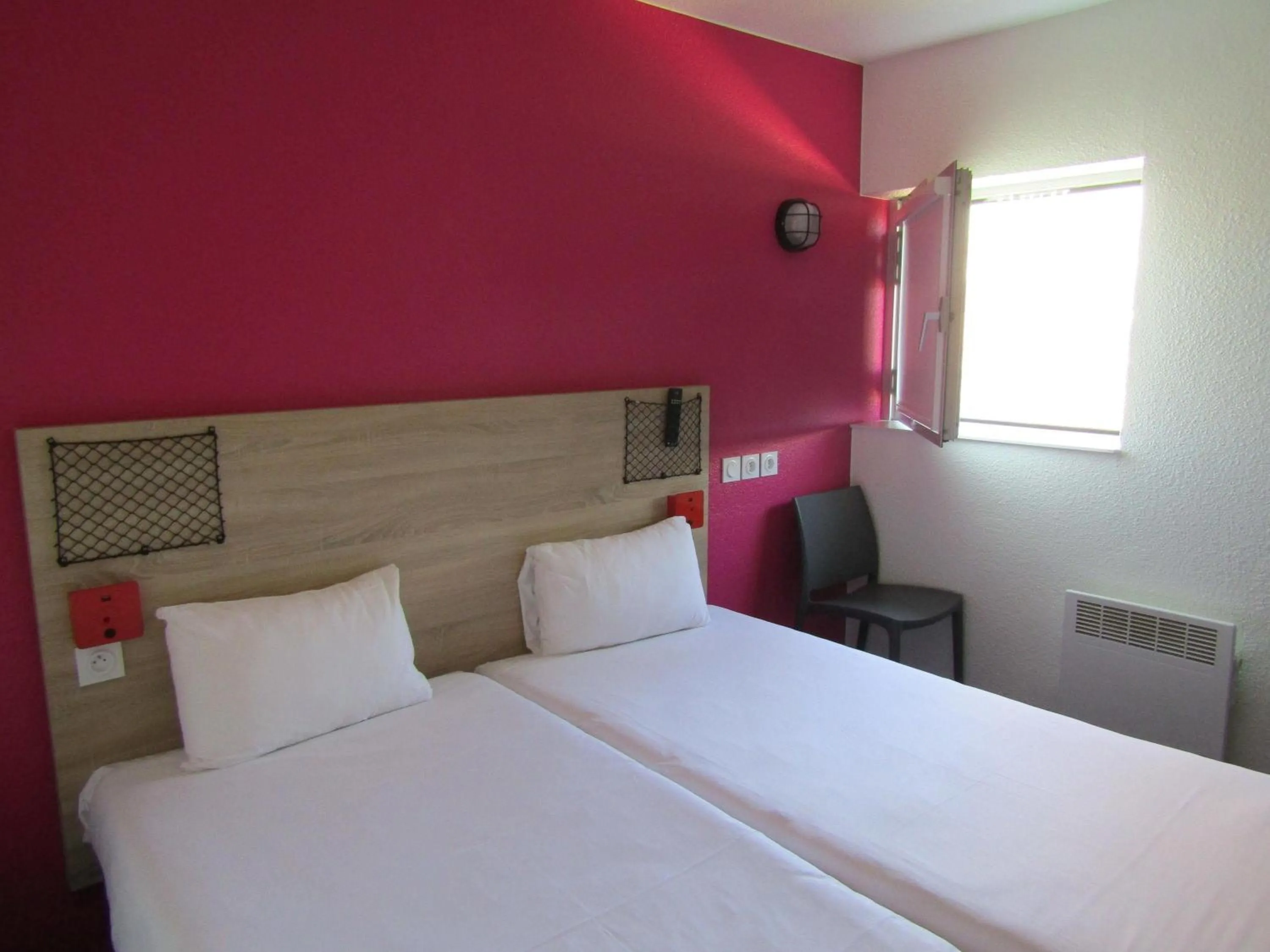 Property building, Bed in hotelF1 Igny Massy TGV