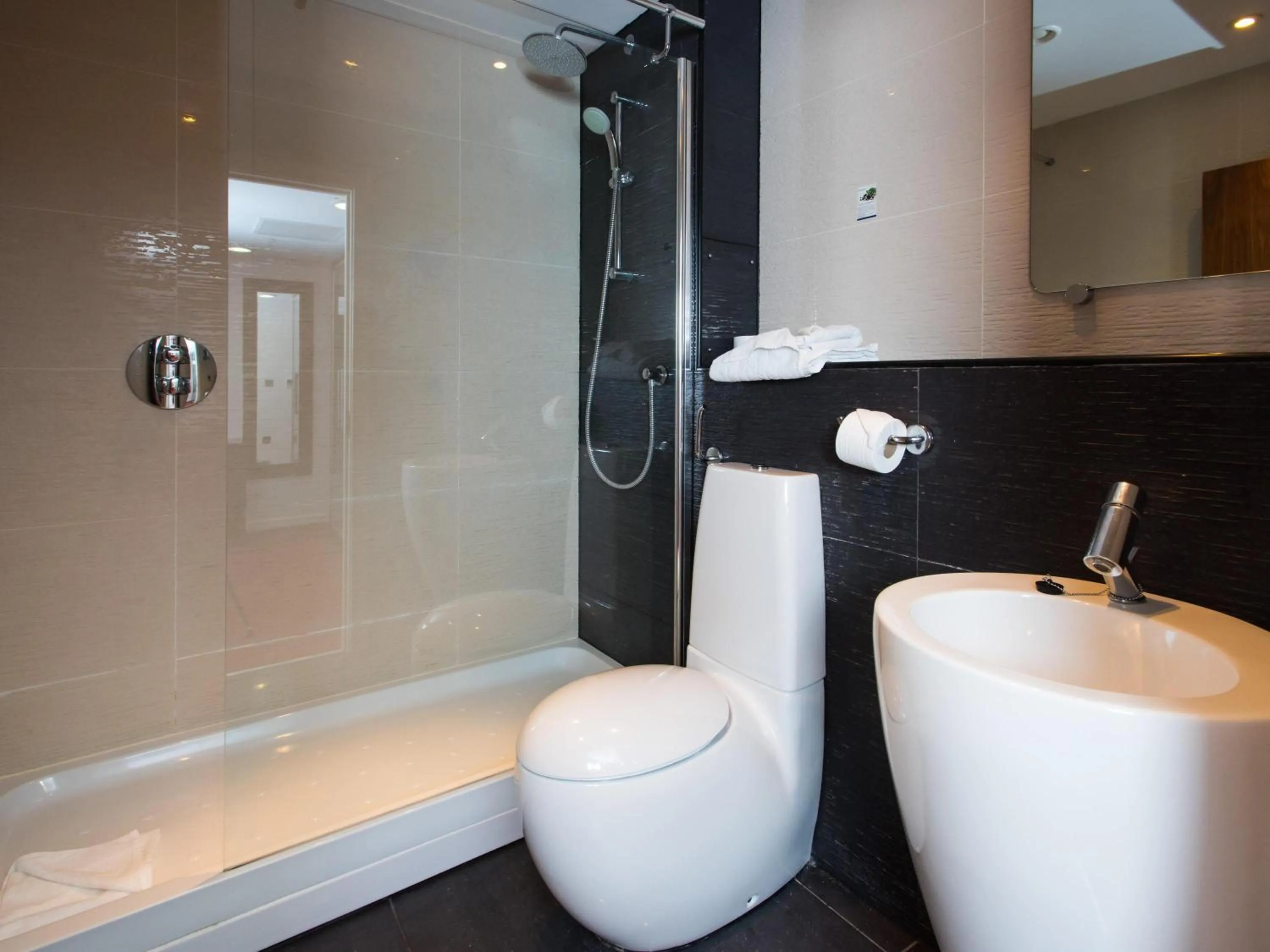 Bedroom in Mercure Newbury West Grange Hotel