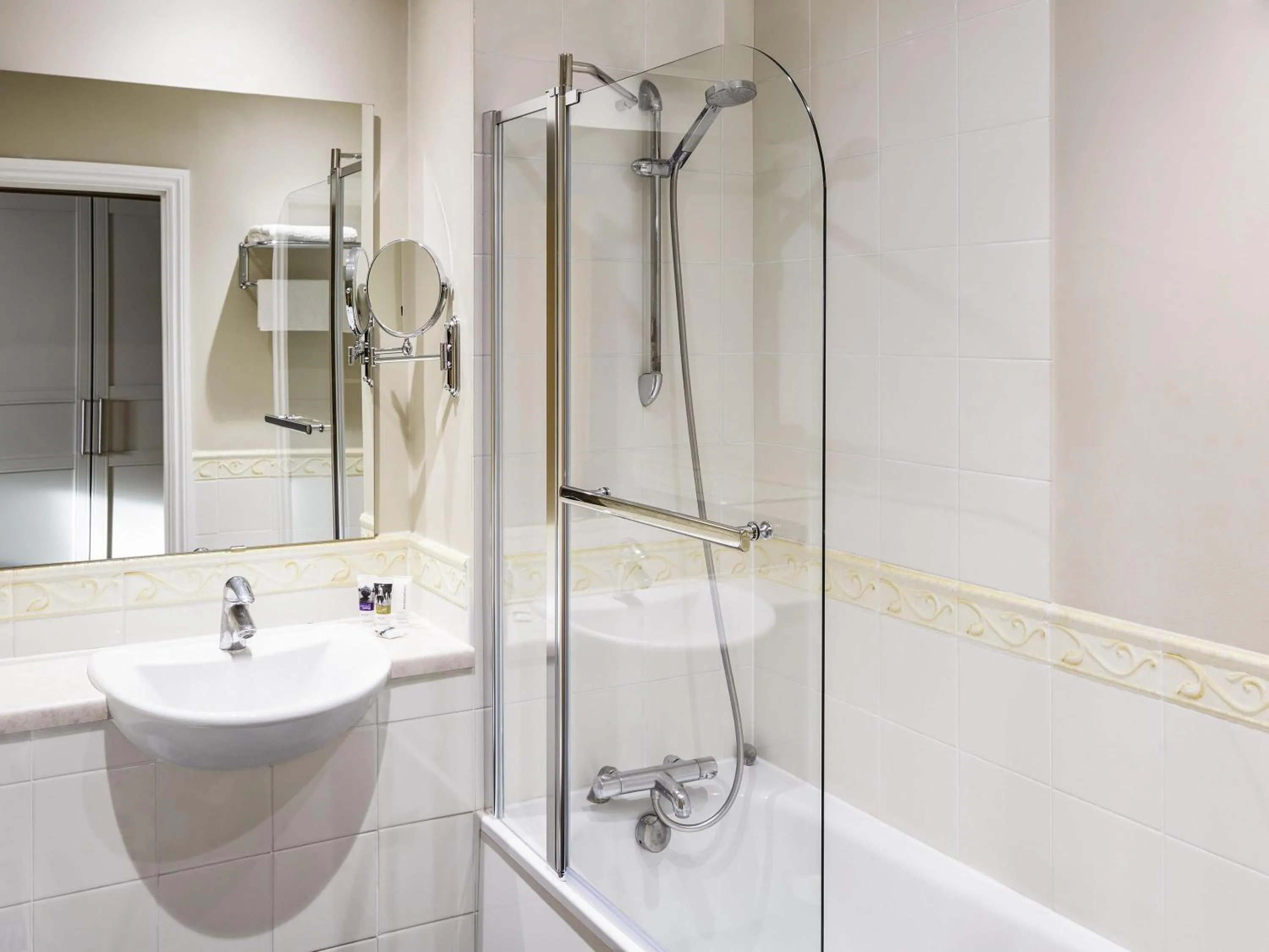 Bedroom in Mercure Newbury West Grange Hotel