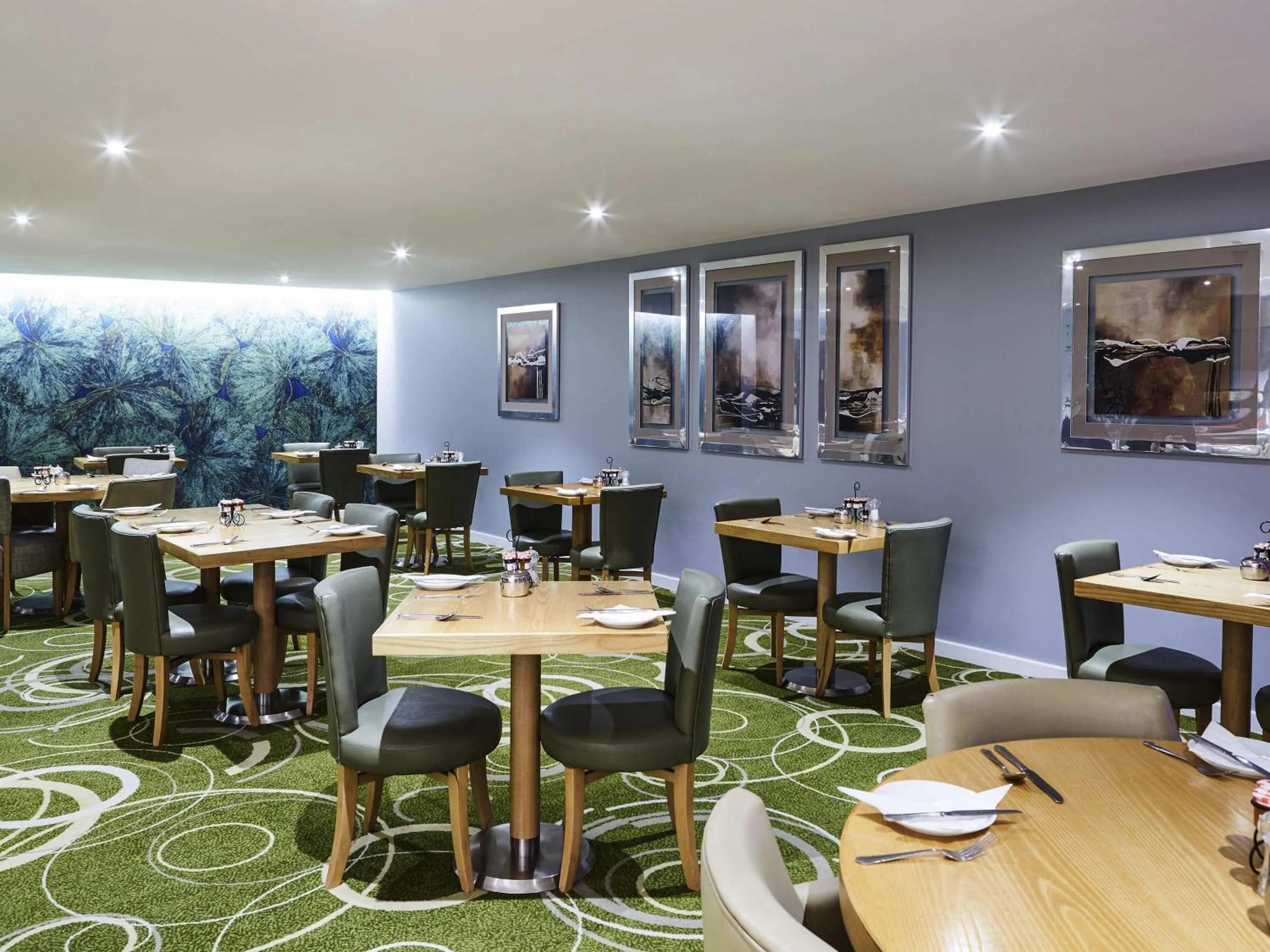 Lounge or bar in Mercure Newbury West Grange Hotel