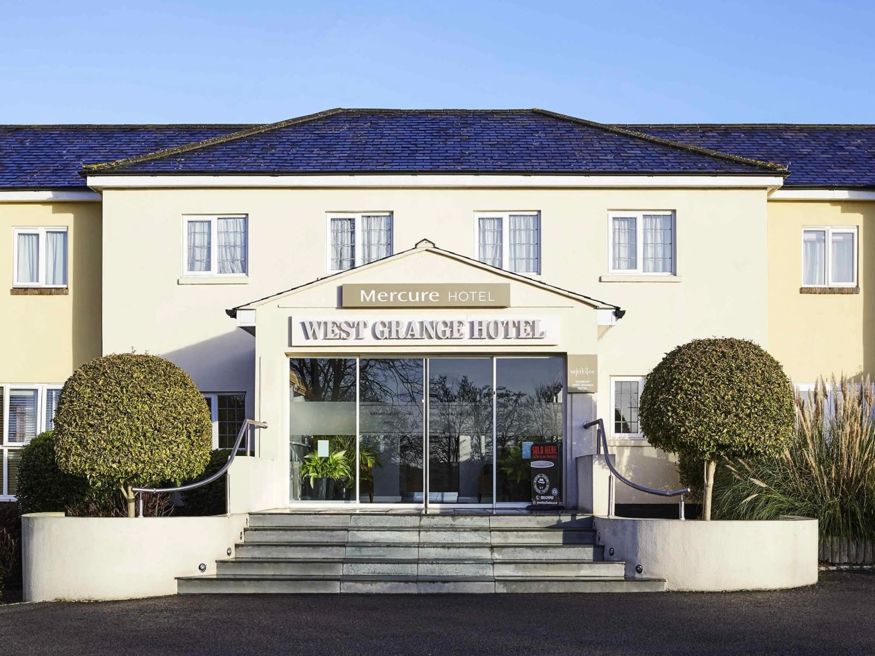 Property building in Mercure Newbury West Grange Hotel