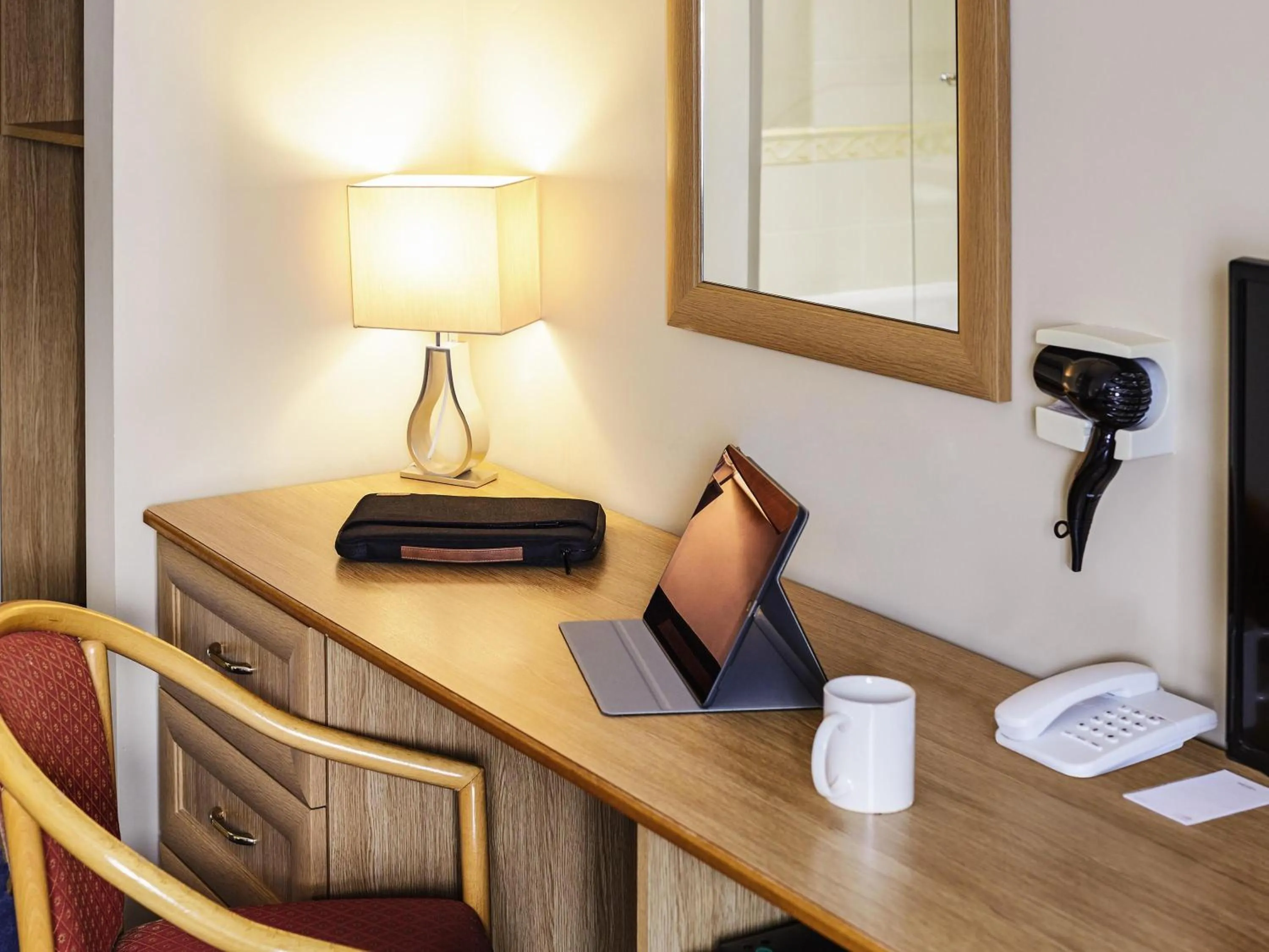 Bedroom in Mercure Newbury West Grange Hotel