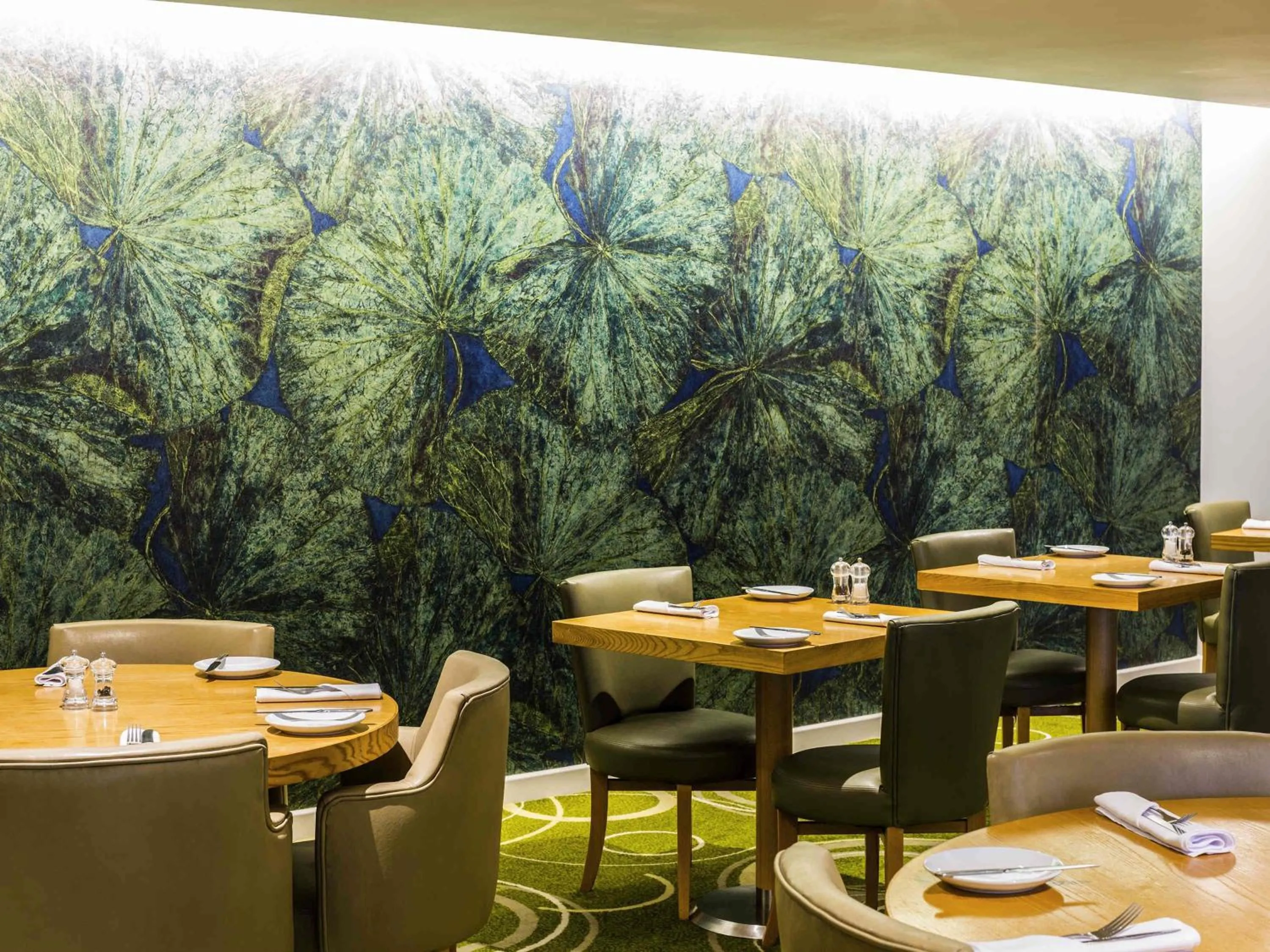 Lounge or bar in Mercure Newbury West Grange Hotel