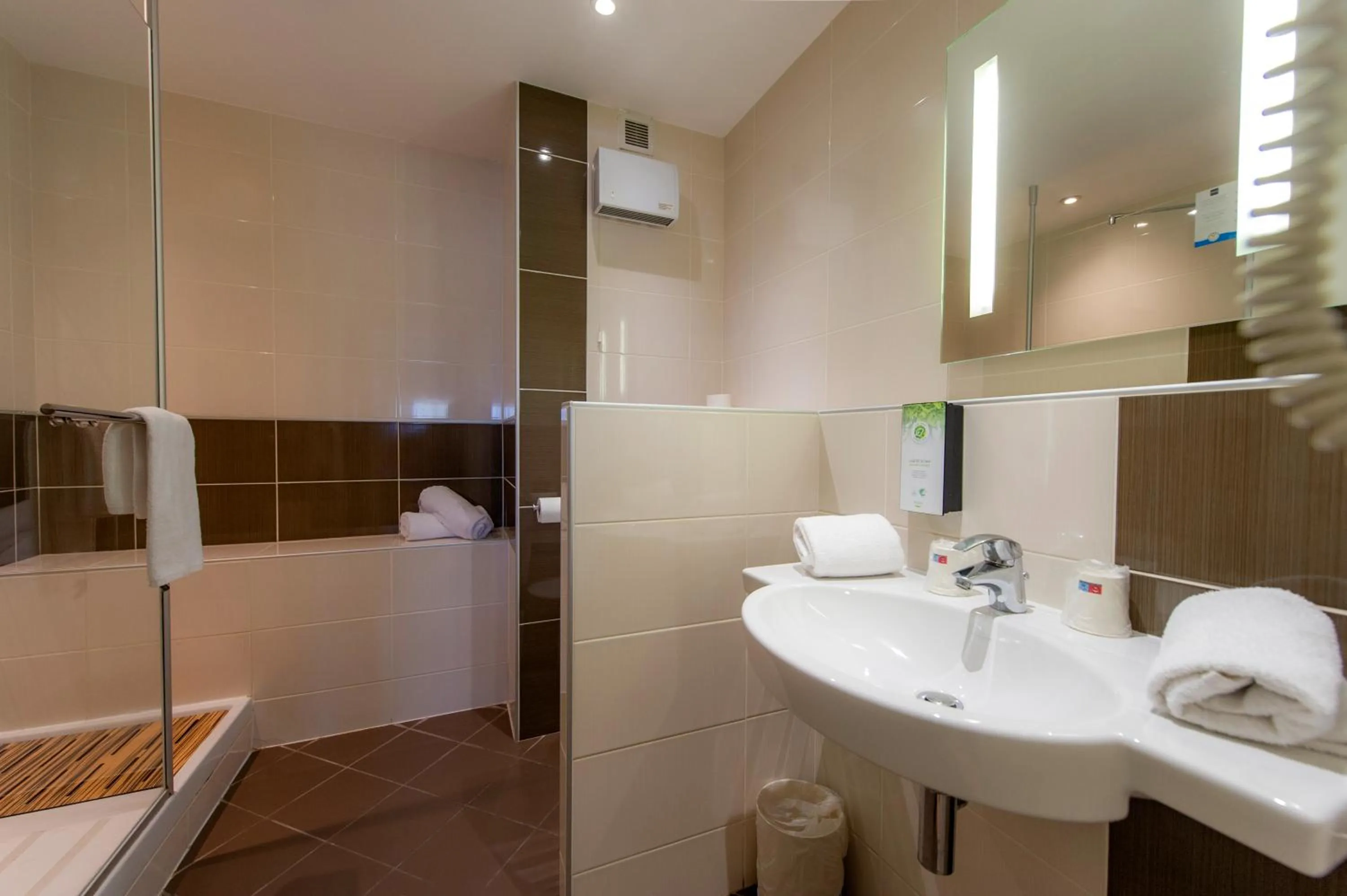 Shower in Kyriad Montpellier Est - Lunel