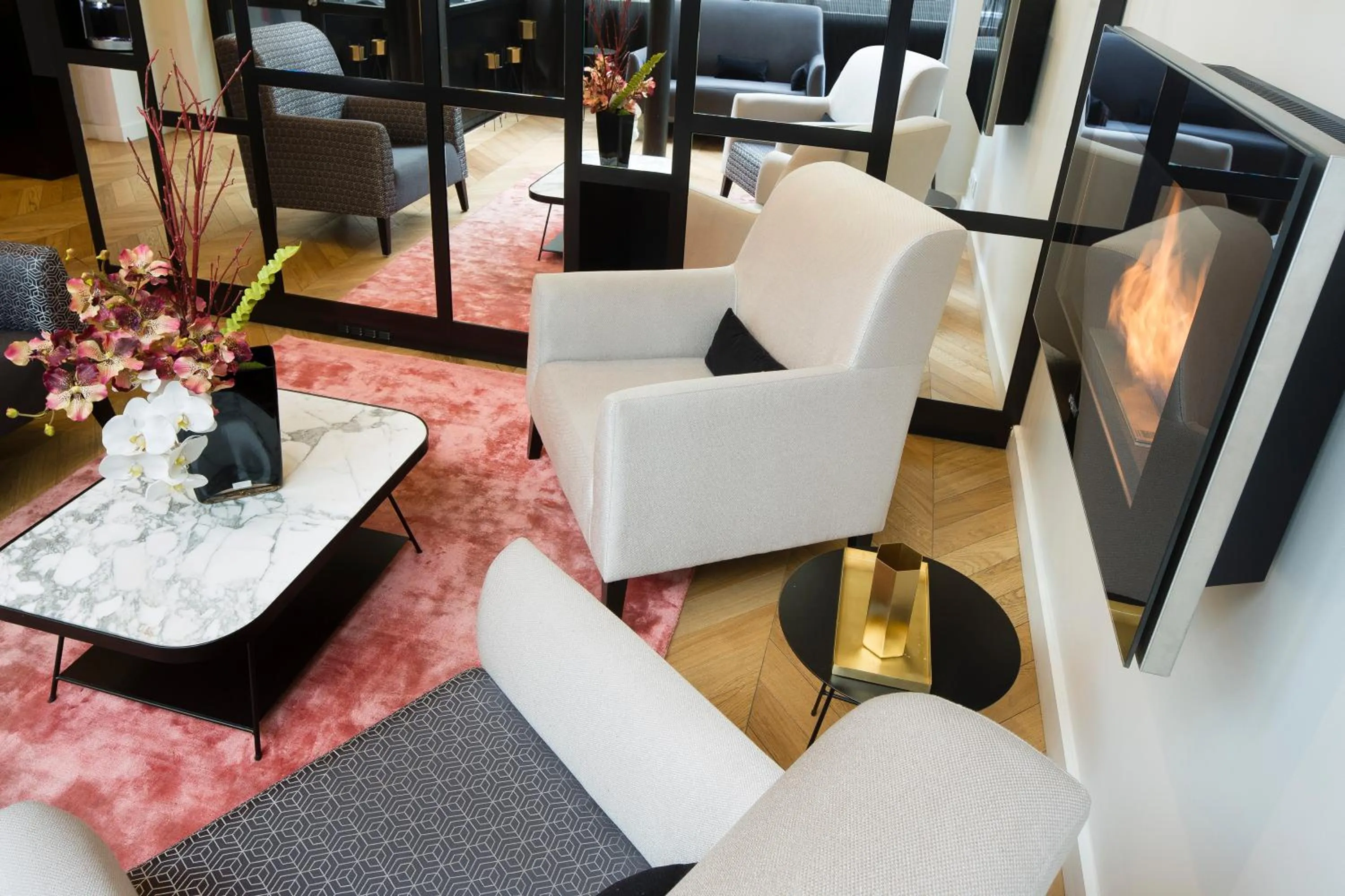 Lobby or reception in Le Relais du Marais