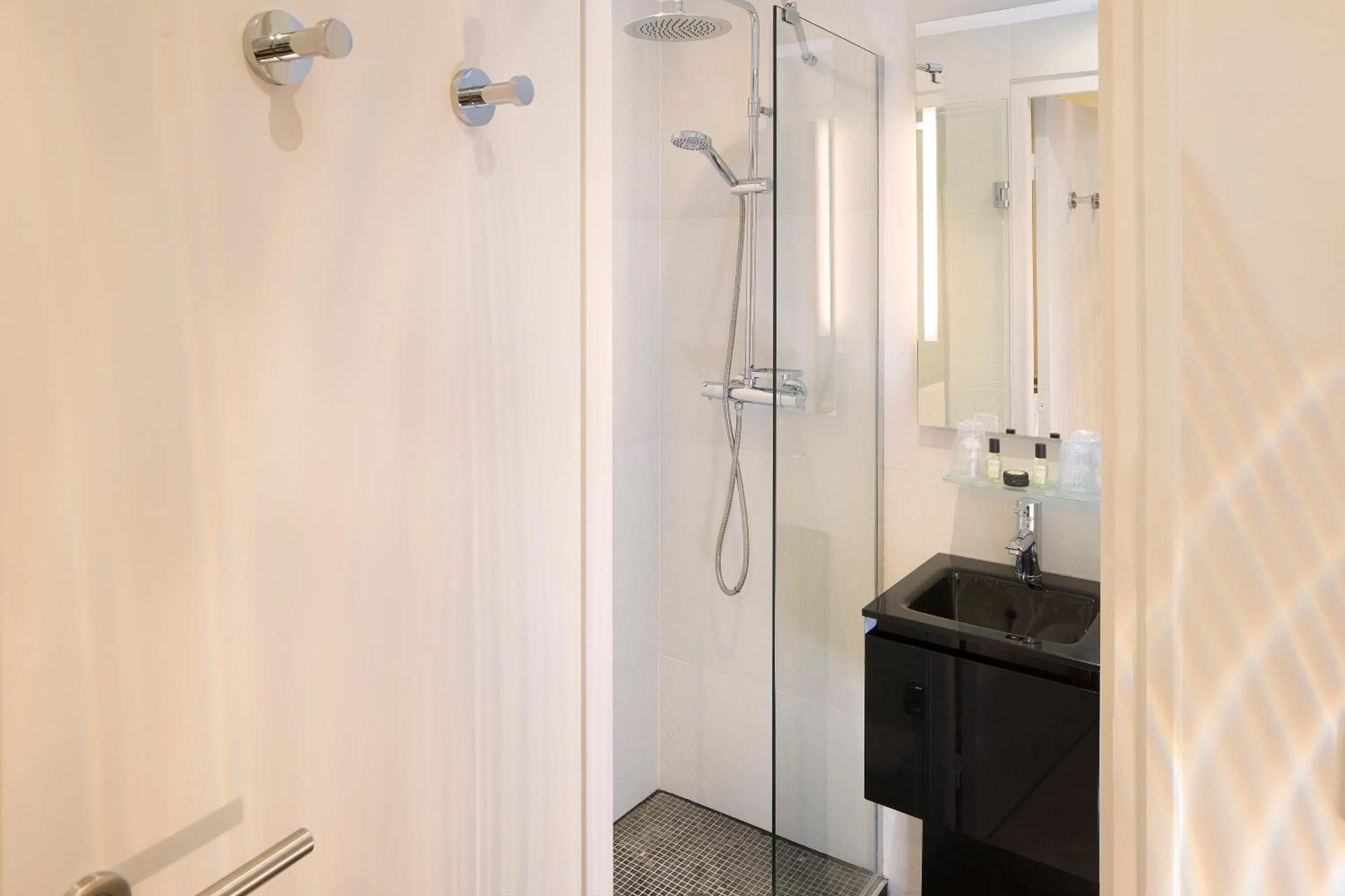 Shower in Le Relais du Marais