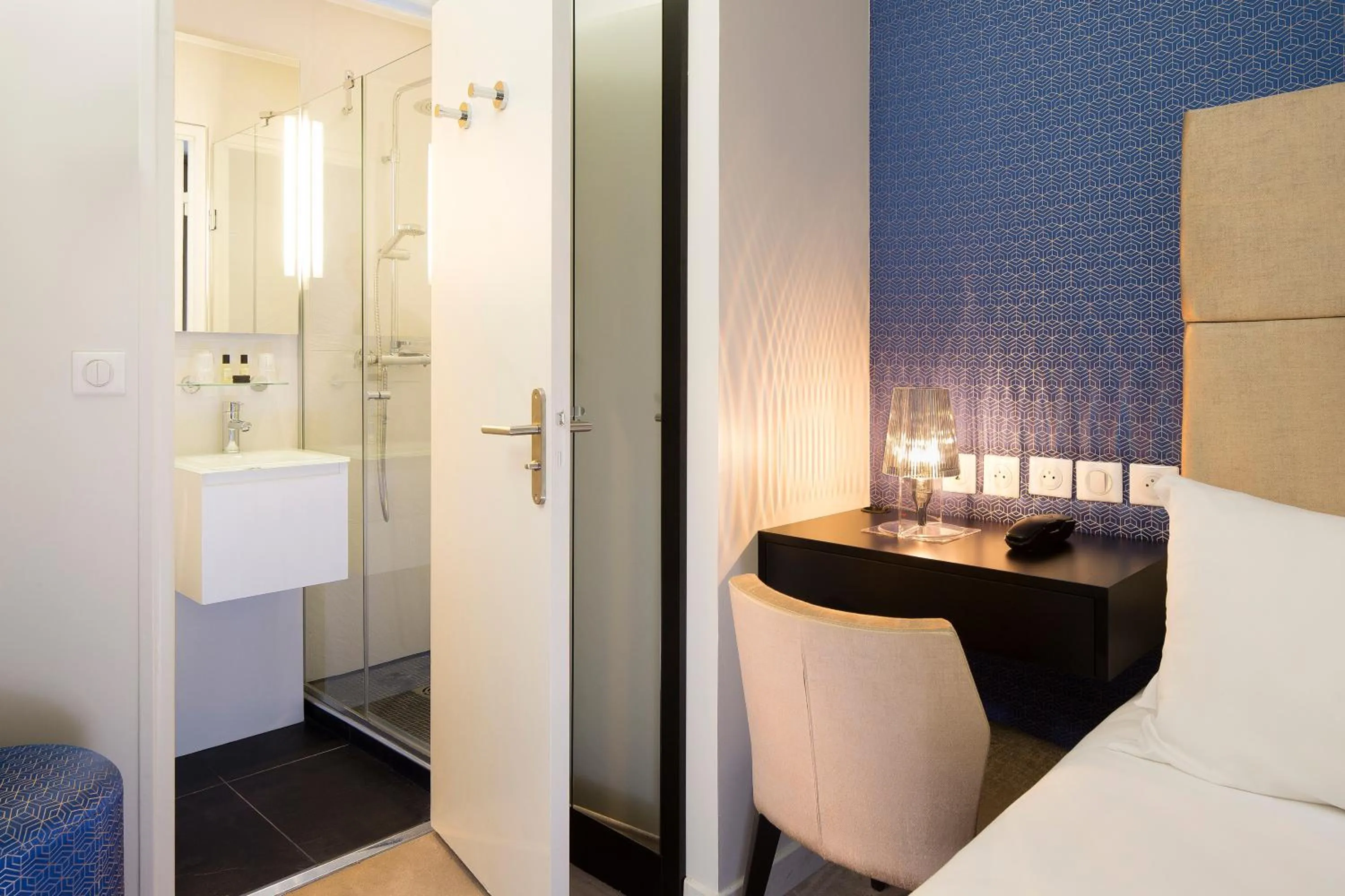 Bathroom, Bed in Le Relais du Marais