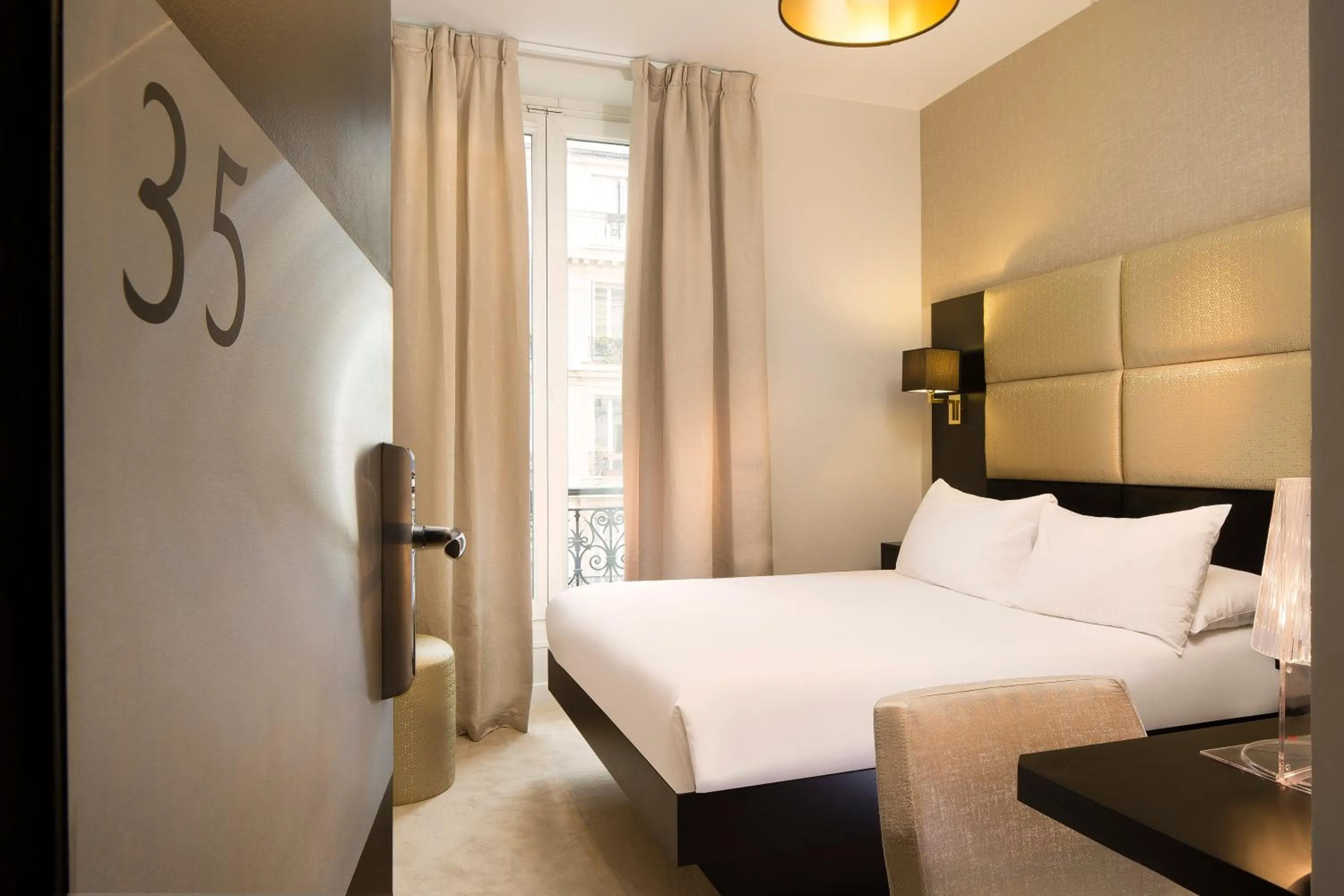 Day, Bed in Le Relais du Marais