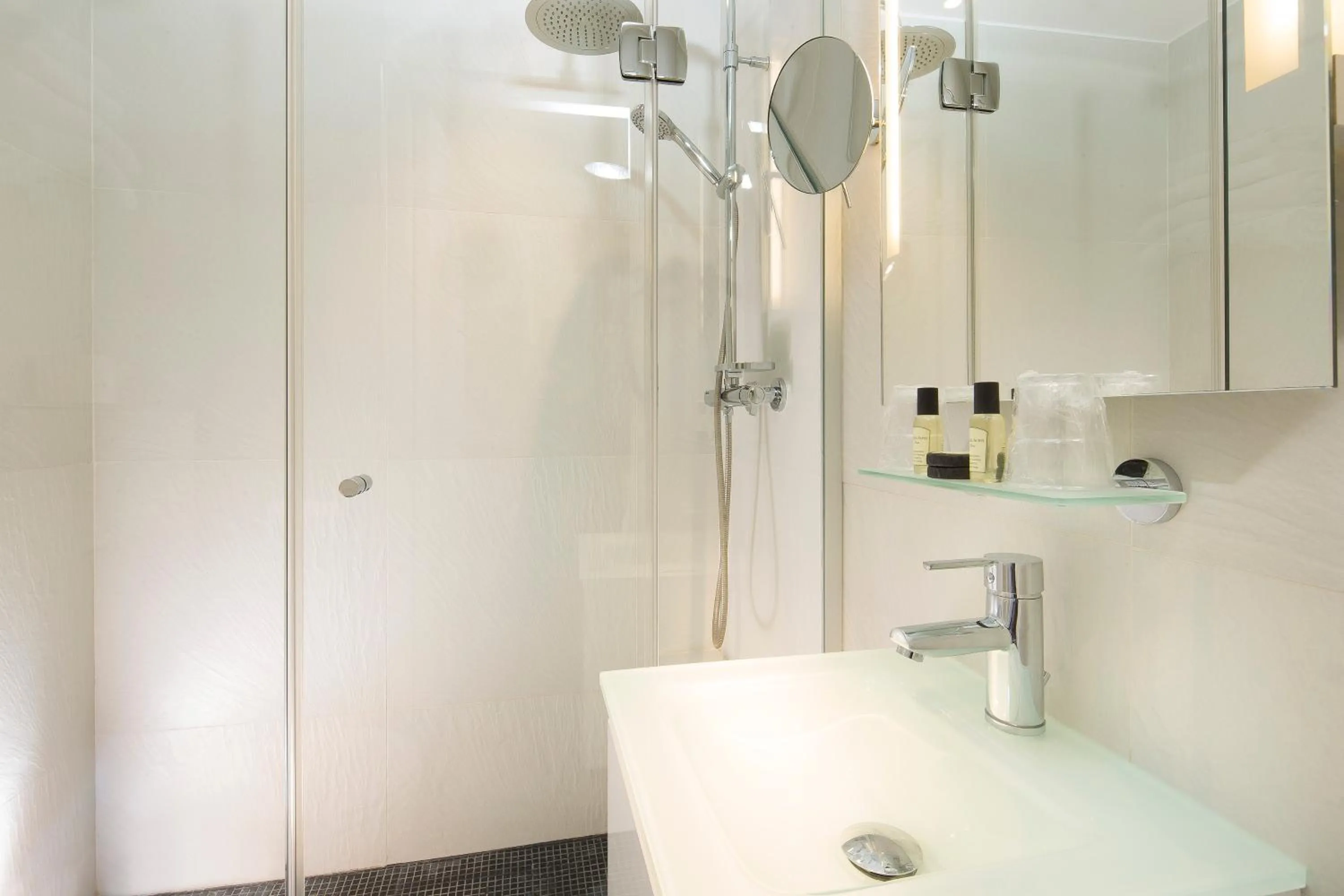 Bathroom in Le Relais du Marais