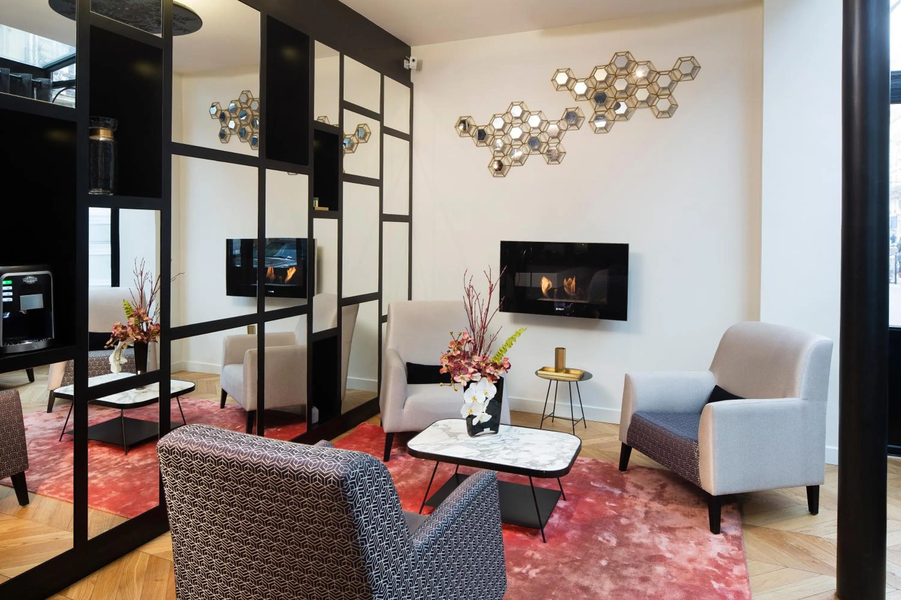 Lobby or reception in Le Relais du Marais