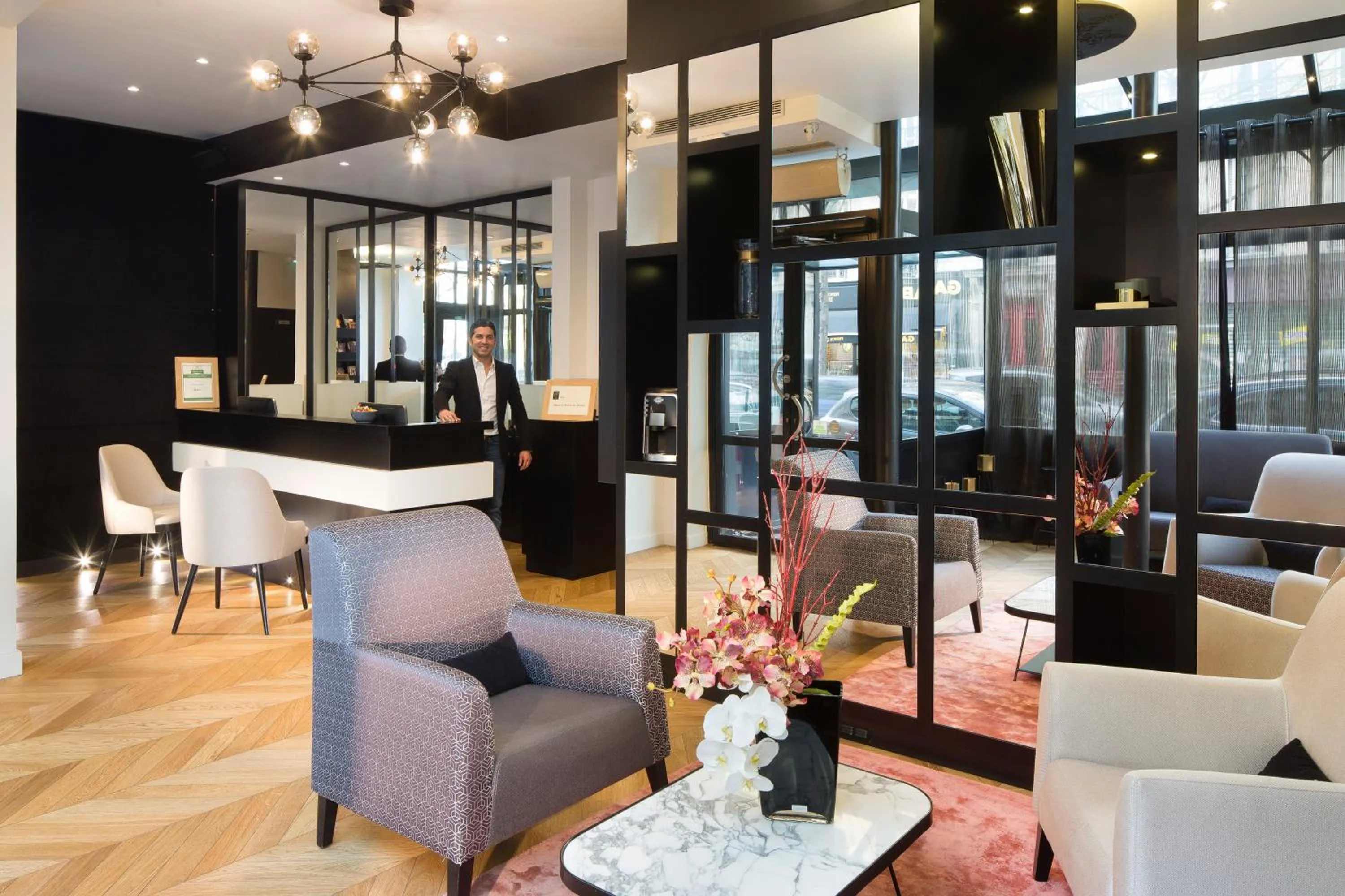 Lobby or reception in Le Relais du Marais